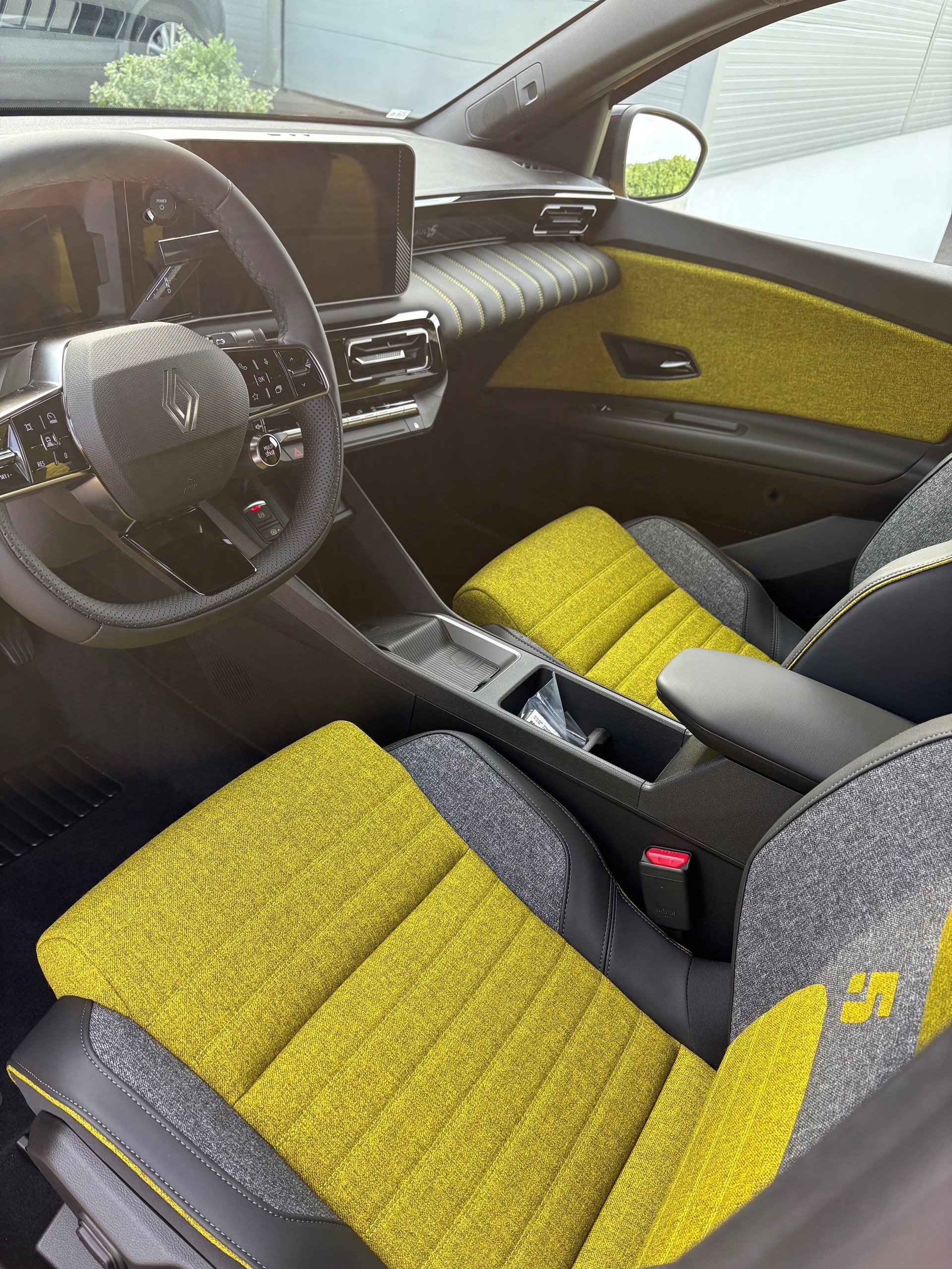 RENAULT R5 E-Tech Comfort Range 52 kWh Iconic Five-image-4