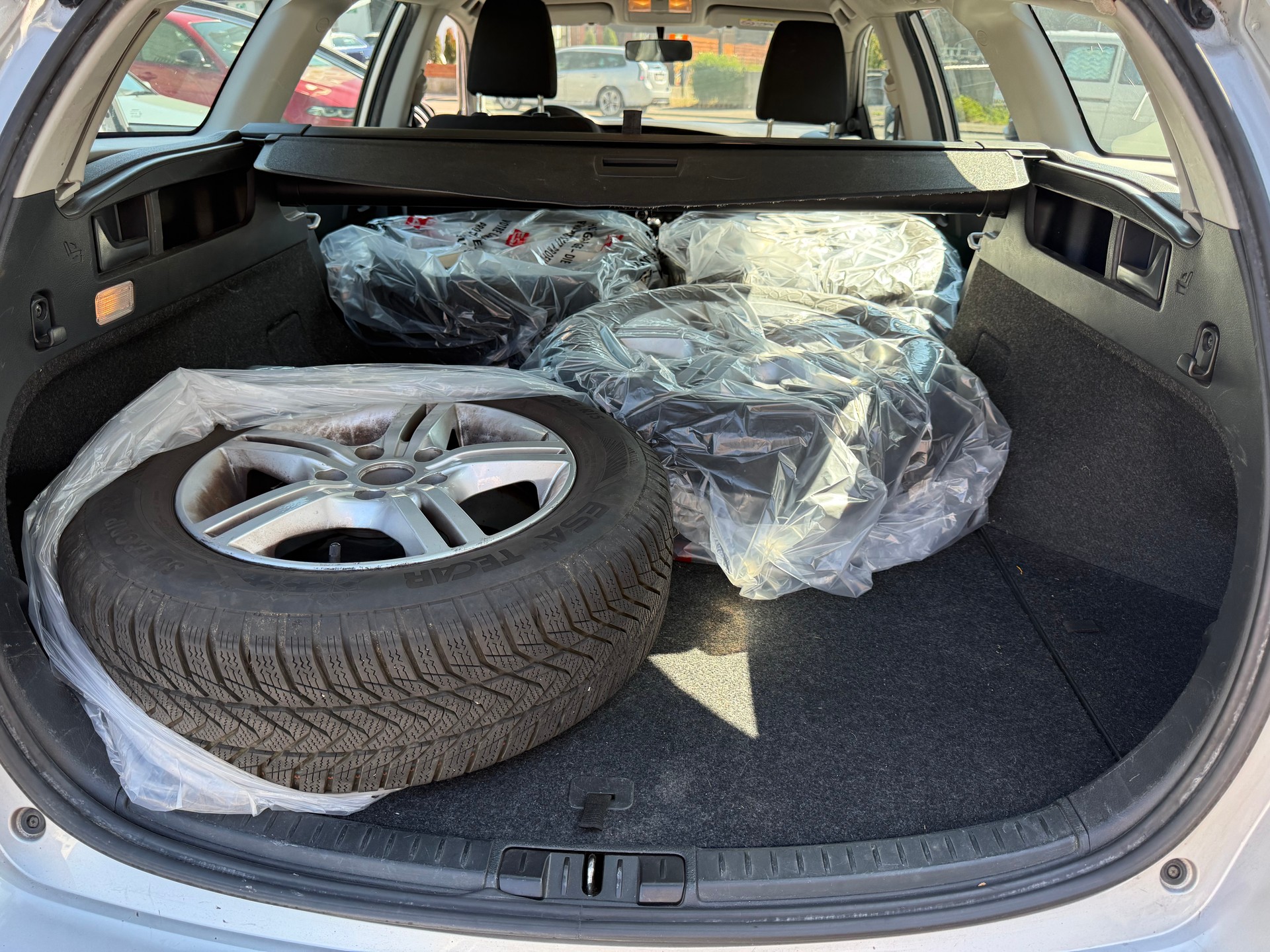 TOYOTA Auris Touring Sports 1.6 Luna-image-12