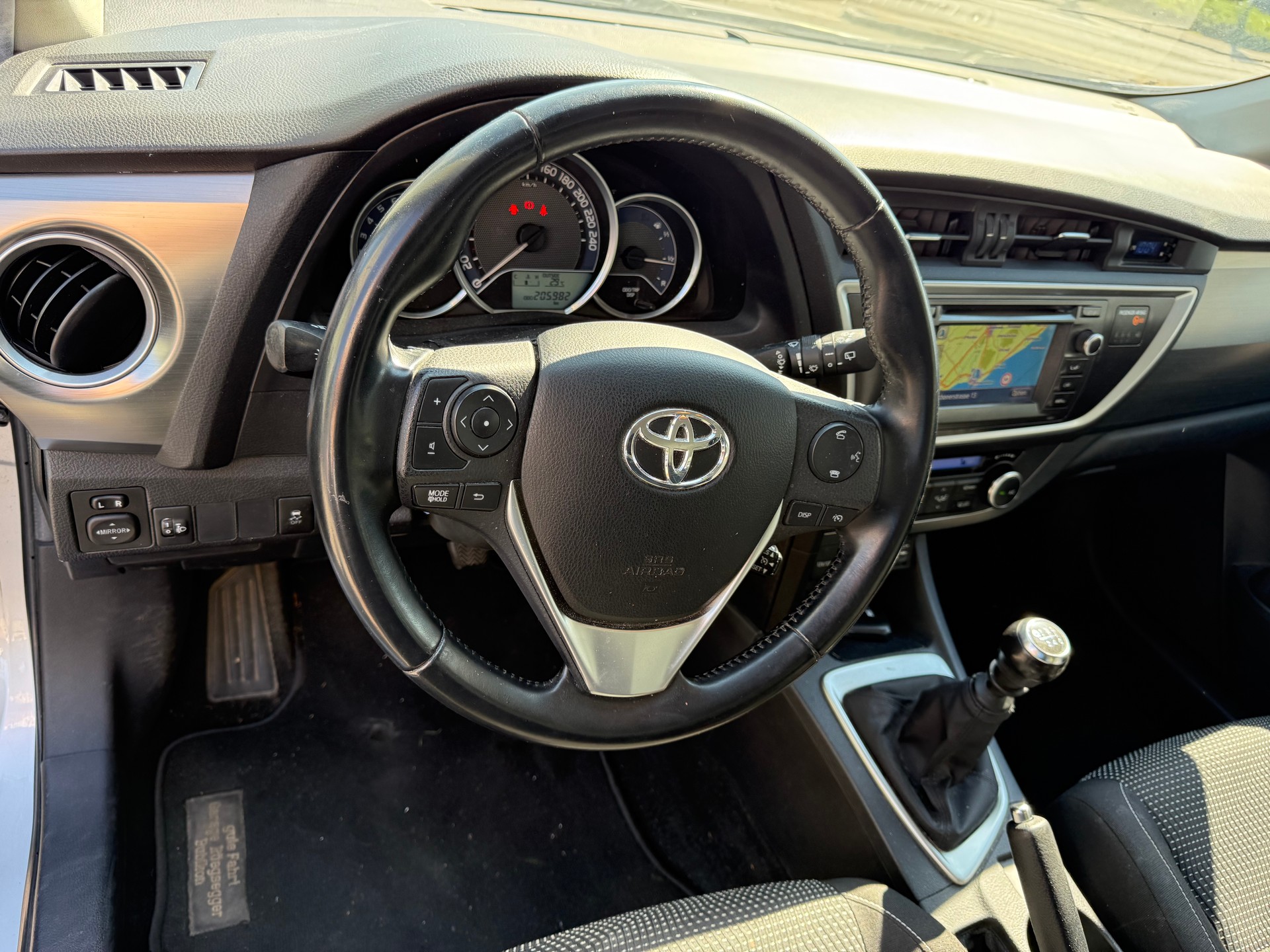 TOYOTA Auris Touring Sports 1.6 Luna-image-11