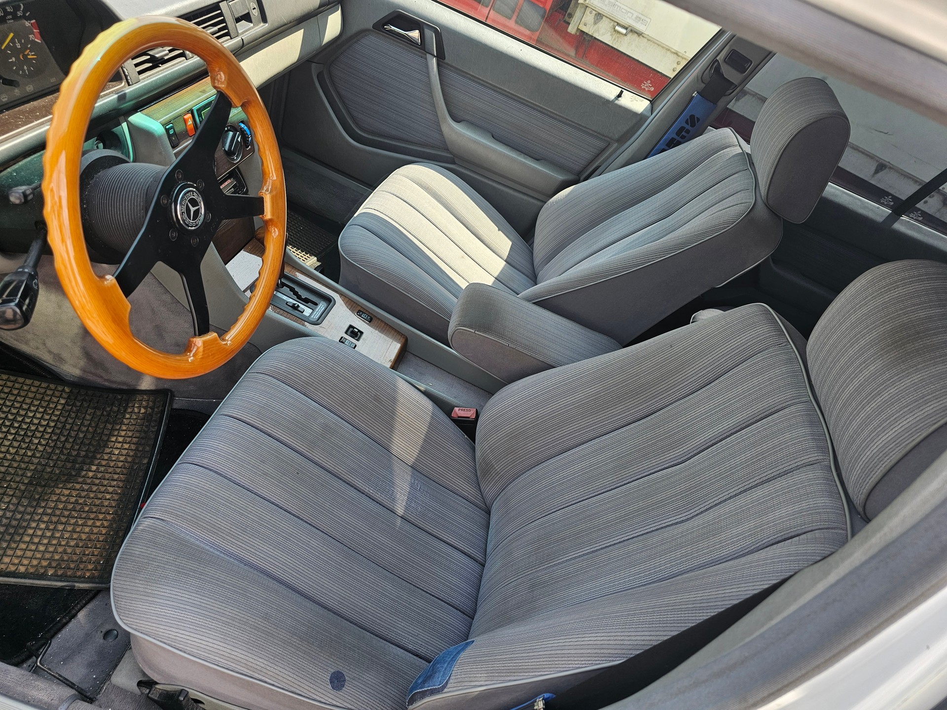 MERCEDES-BENZ 200 E-image-7