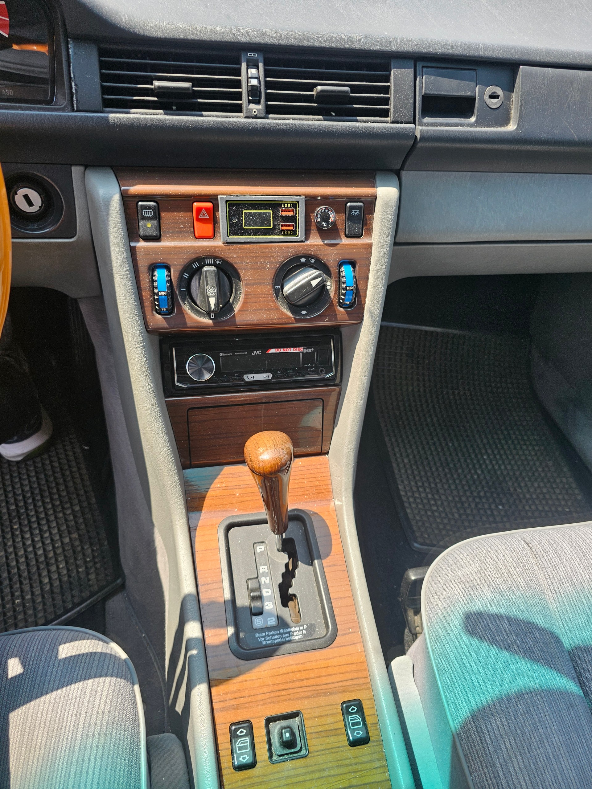 MERCEDES-BENZ 200 E-image-8