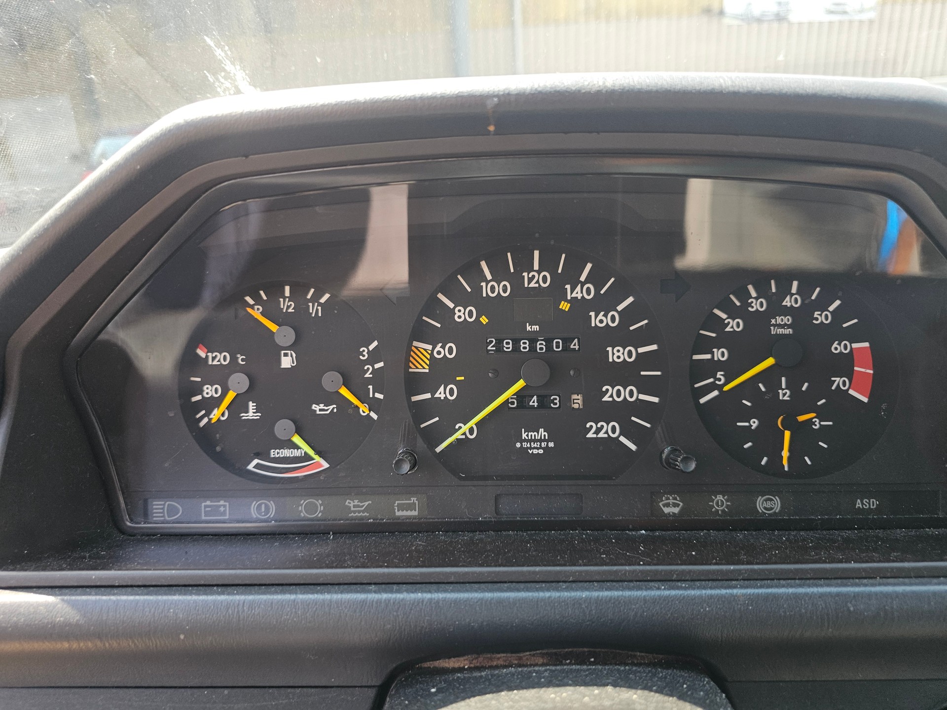 MERCEDES-BENZ 200 E-image-11