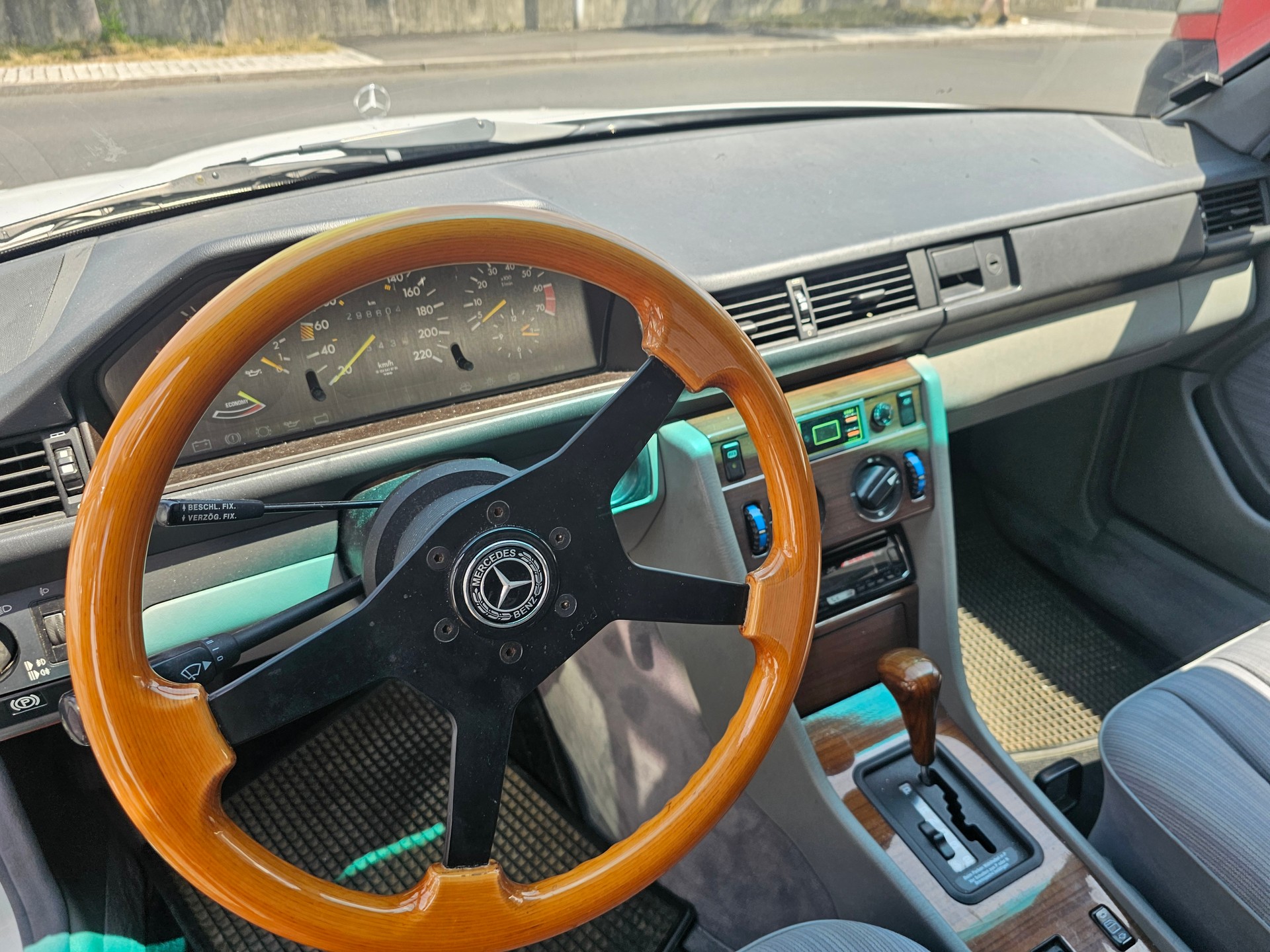 MERCEDES-BENZ 200 E-image-9