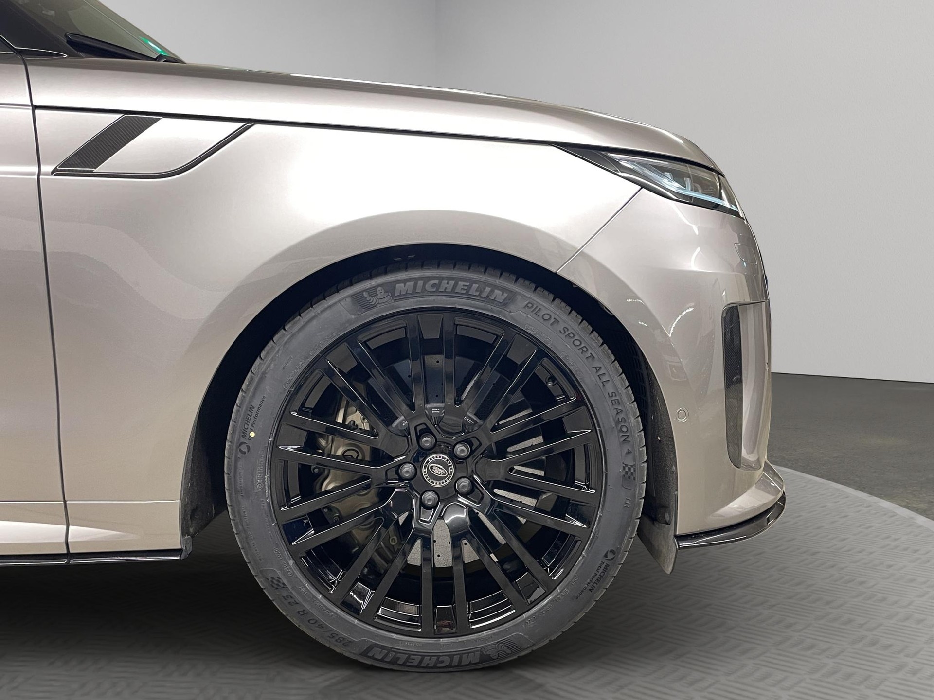LAND ROVER Range Rover Sport 4.4 V8 SV Edition One-image-14