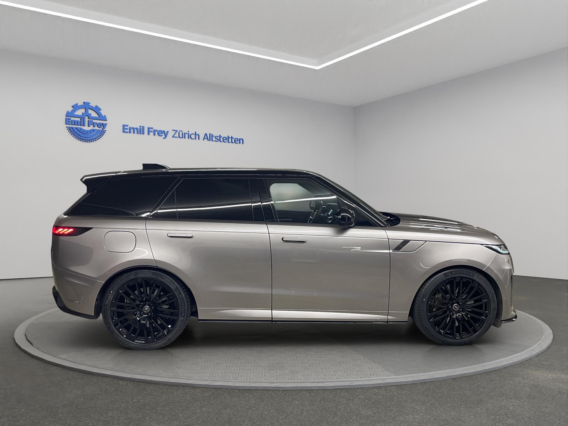 LAND ROVER Range Rover Sport 4.4 V8 SV Edition One-image-4