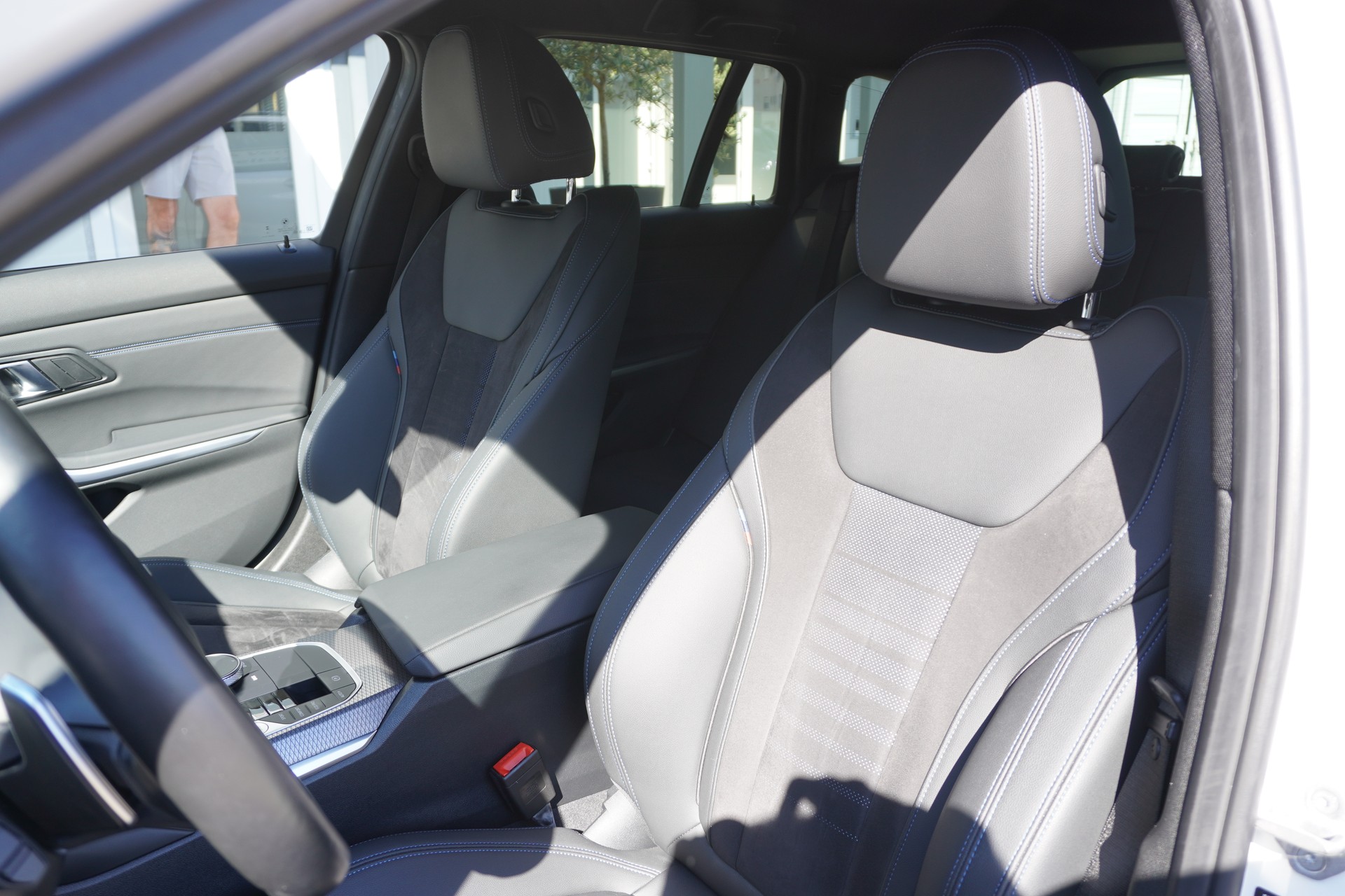 BMW 320d xDrive 48V Touring Steptronic M Sport-image-12