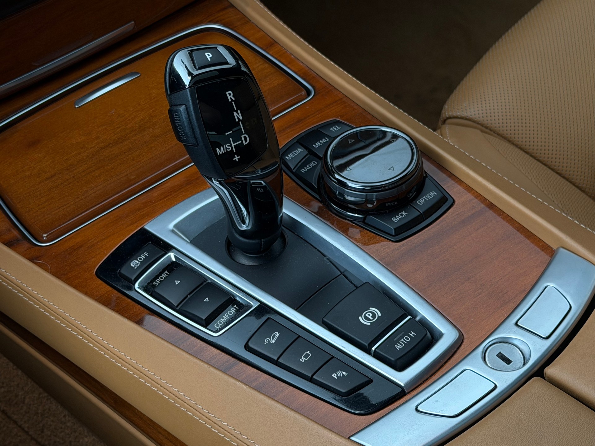 BMW 750Li xDrive individual **Vollausstattung**Frisch ab MFK**-image-17