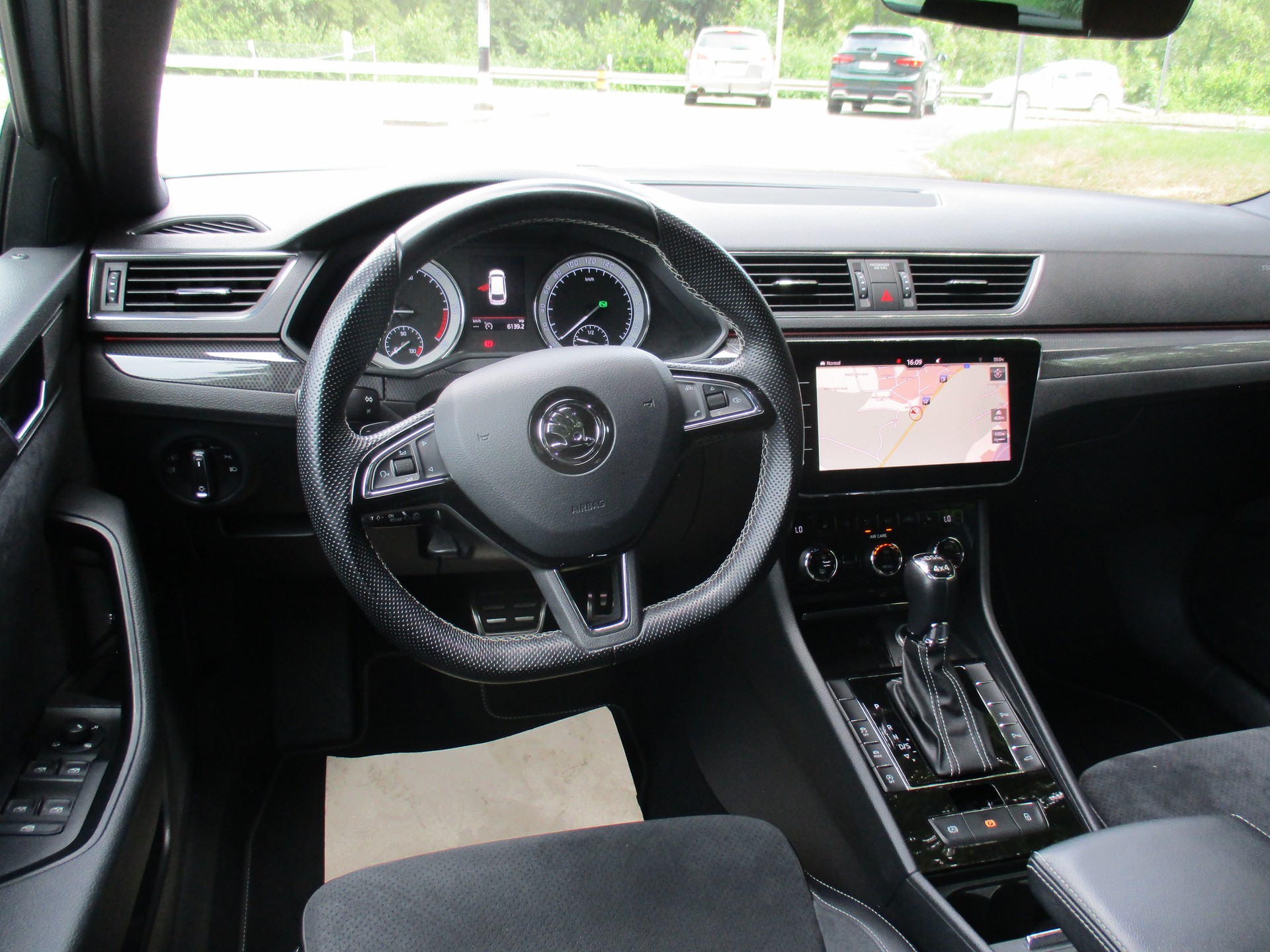 SKODA Superb Combi 2.0 TDi Ambition 4x4 DSG-image-8