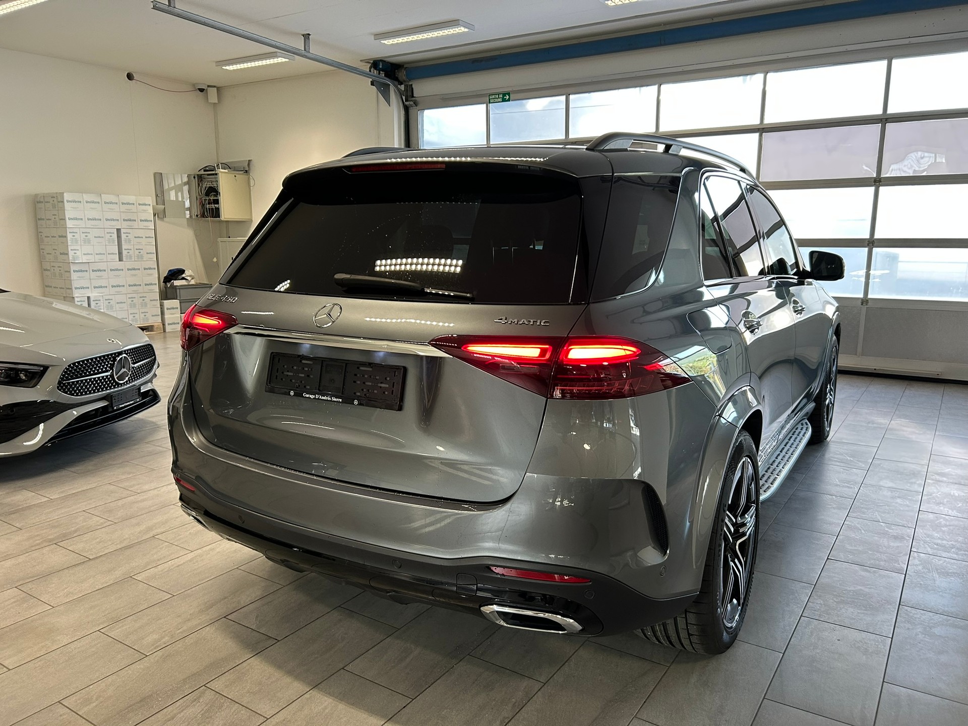 MERCEDES-BENZ GLE 450 4Matic 9G-Tronic-showroom-element-3