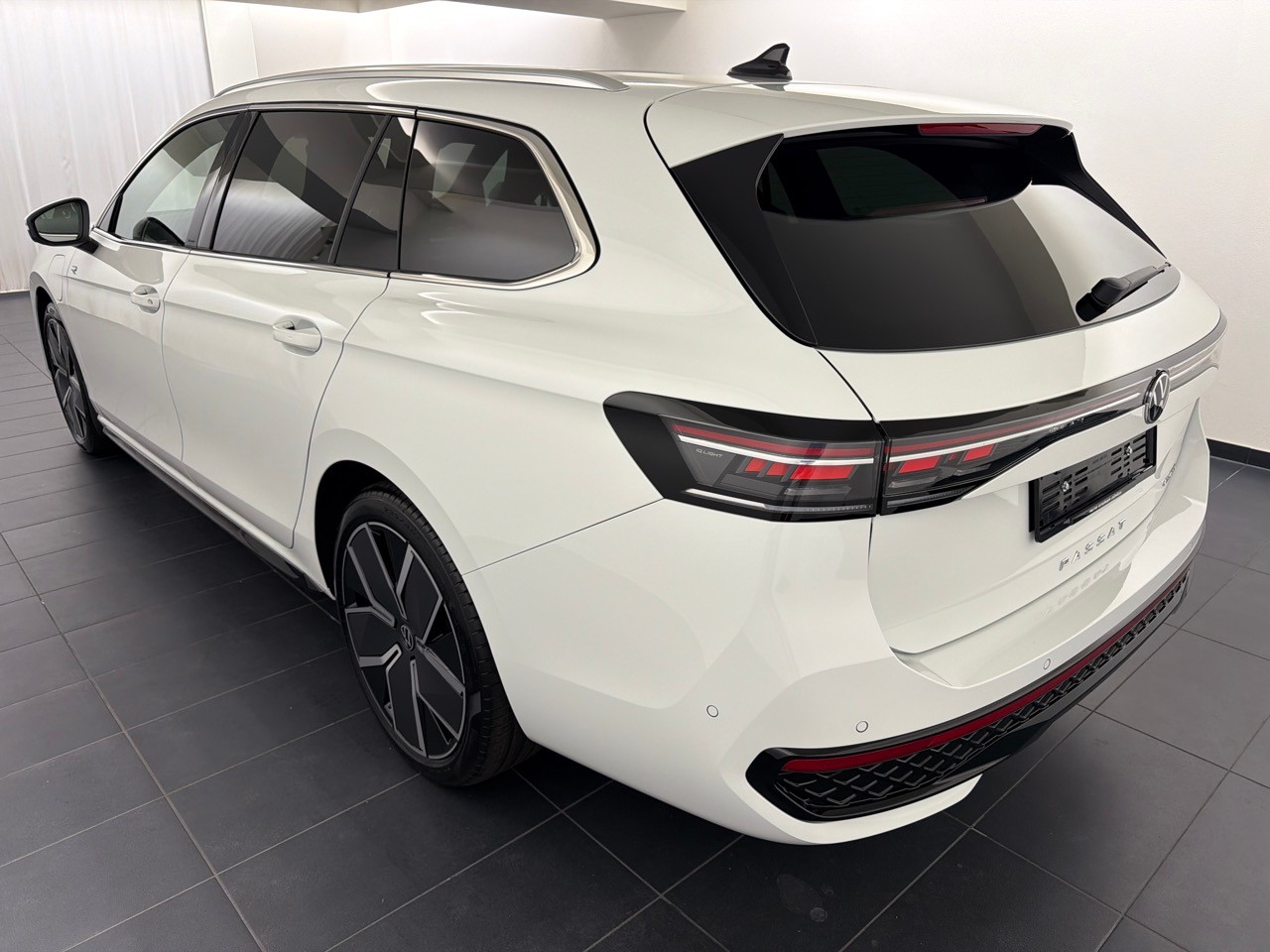 VW Passat 1.5TSI PHEV R-Line-image-1