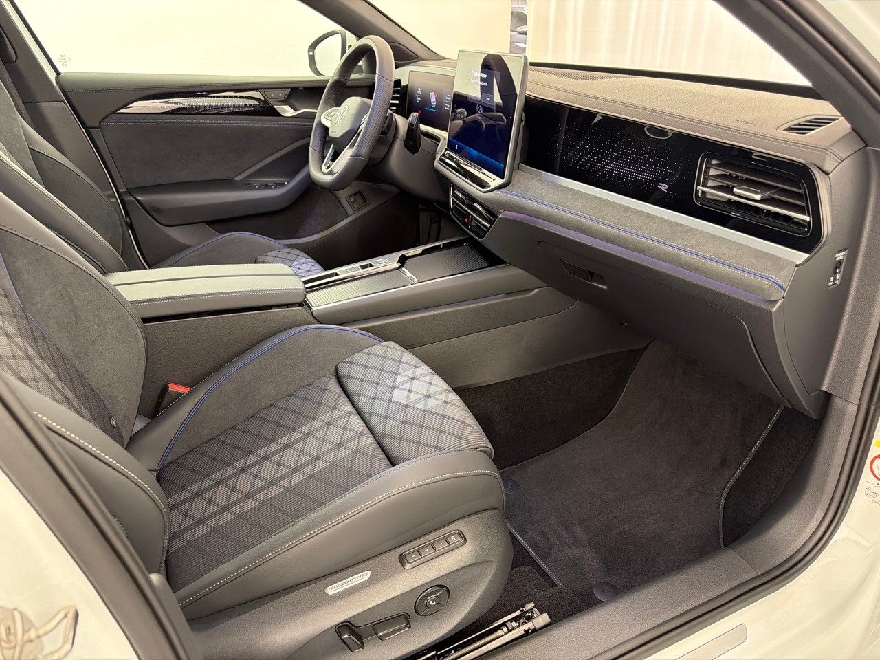 VW Passat 1.5TSI PHEV R-Line-image-11
