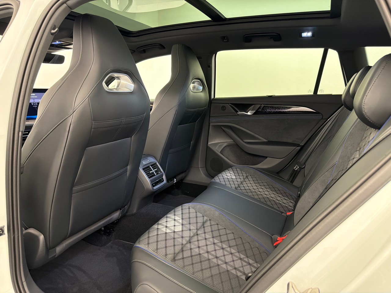 VW Passat 1.5TSI PHEV R-Line-image-6