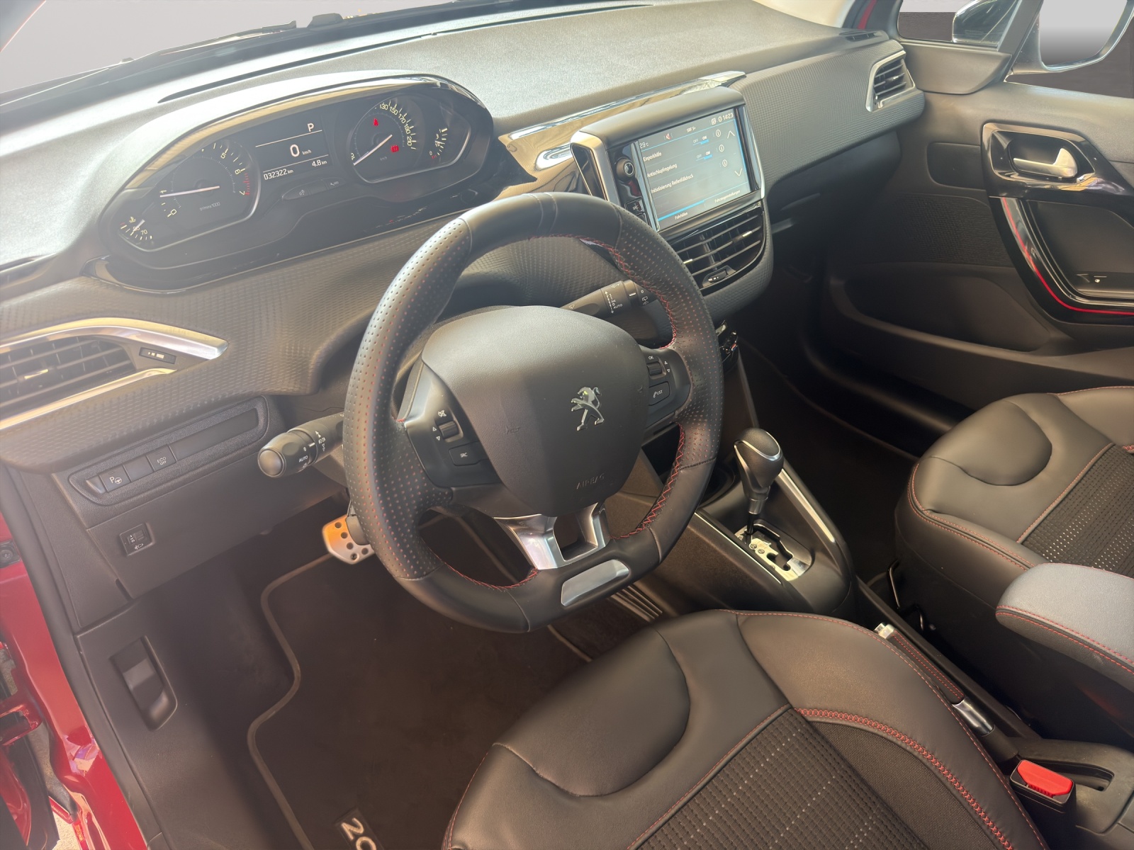 PEUGEOT 208 1.2 PureTech GT Line-image-5
