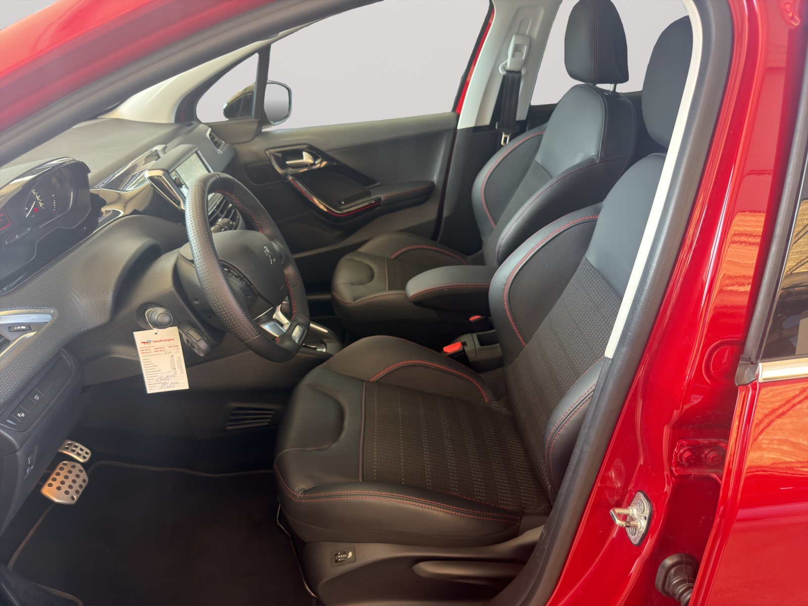 PEUGEOT 208 1.2 PureTech GT Line-image-4