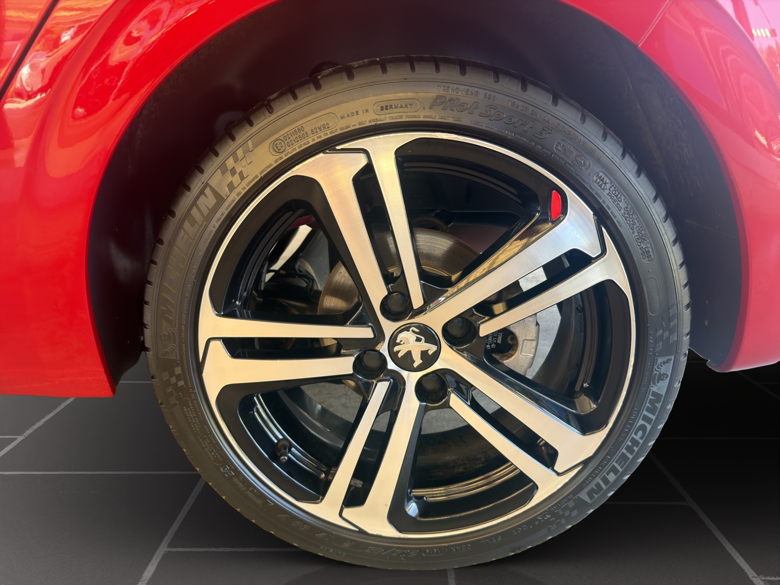 PEUGEOT 208 1.2 PureTech GT Line-image-9