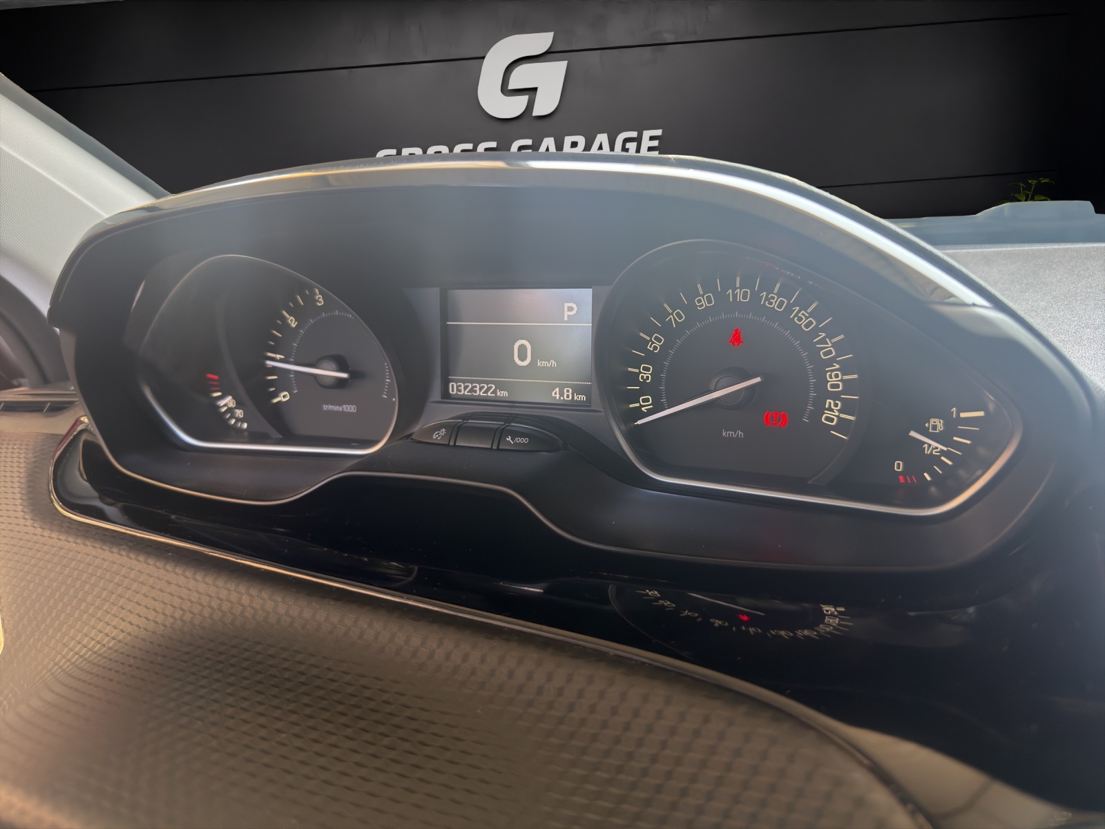 PEUGEOT 208 1.2 PureTech GT Line-image-11