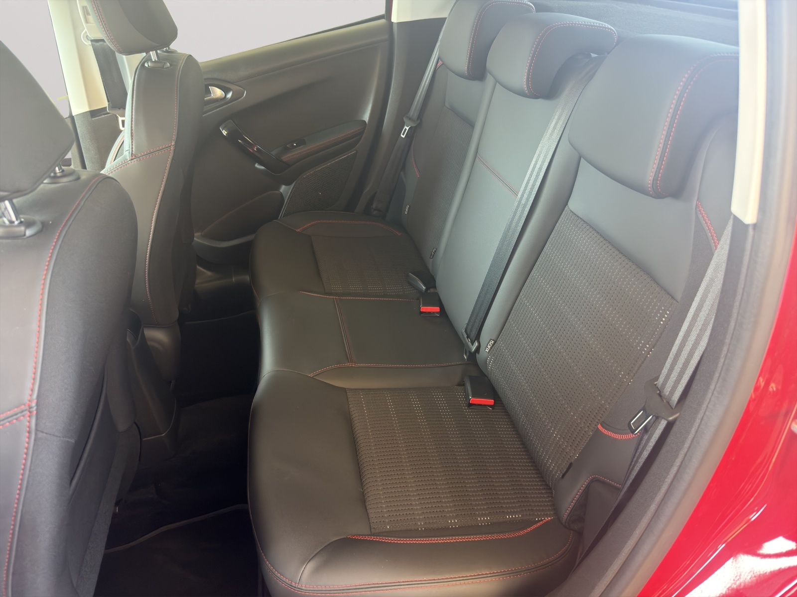 PEUGEOT 208 1.2 PureTech GT Line-image-7