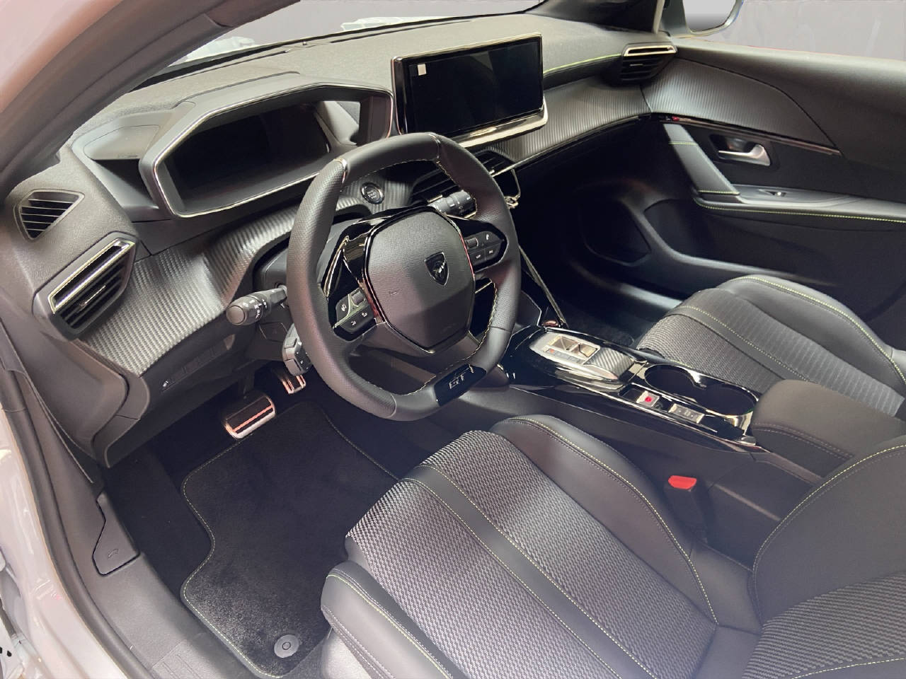 PEUGEOT 208 e-GT-image-5