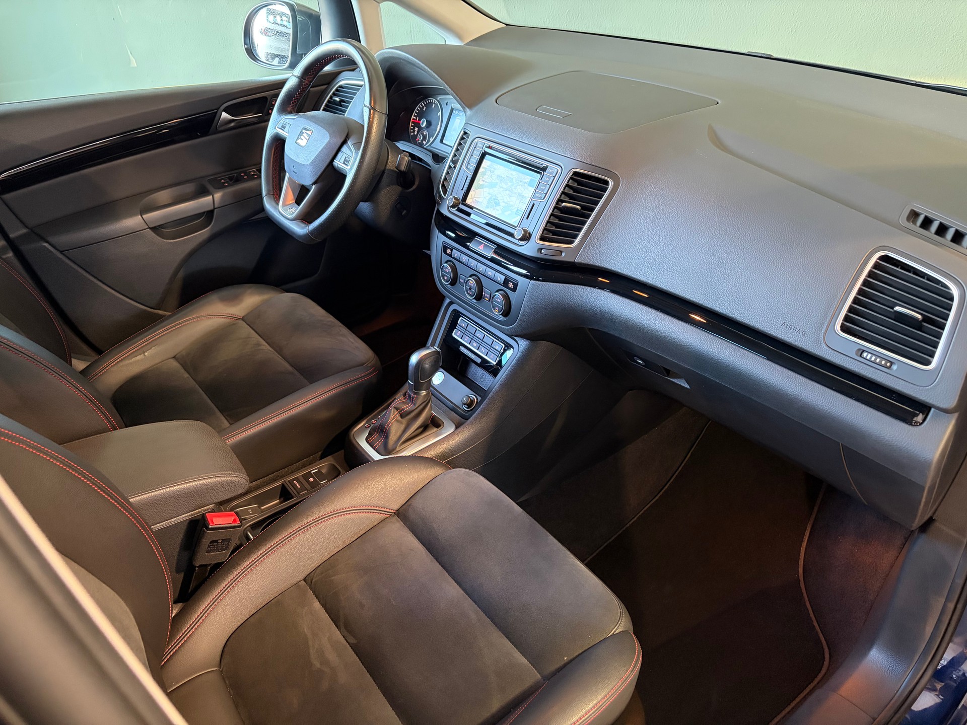 SEAT Alhambra 2.0 TDI FR Line 4Drive *7Plätzer*Anhängerkupplung*Ab MFK*2 Kindersitze integriert*-image-13