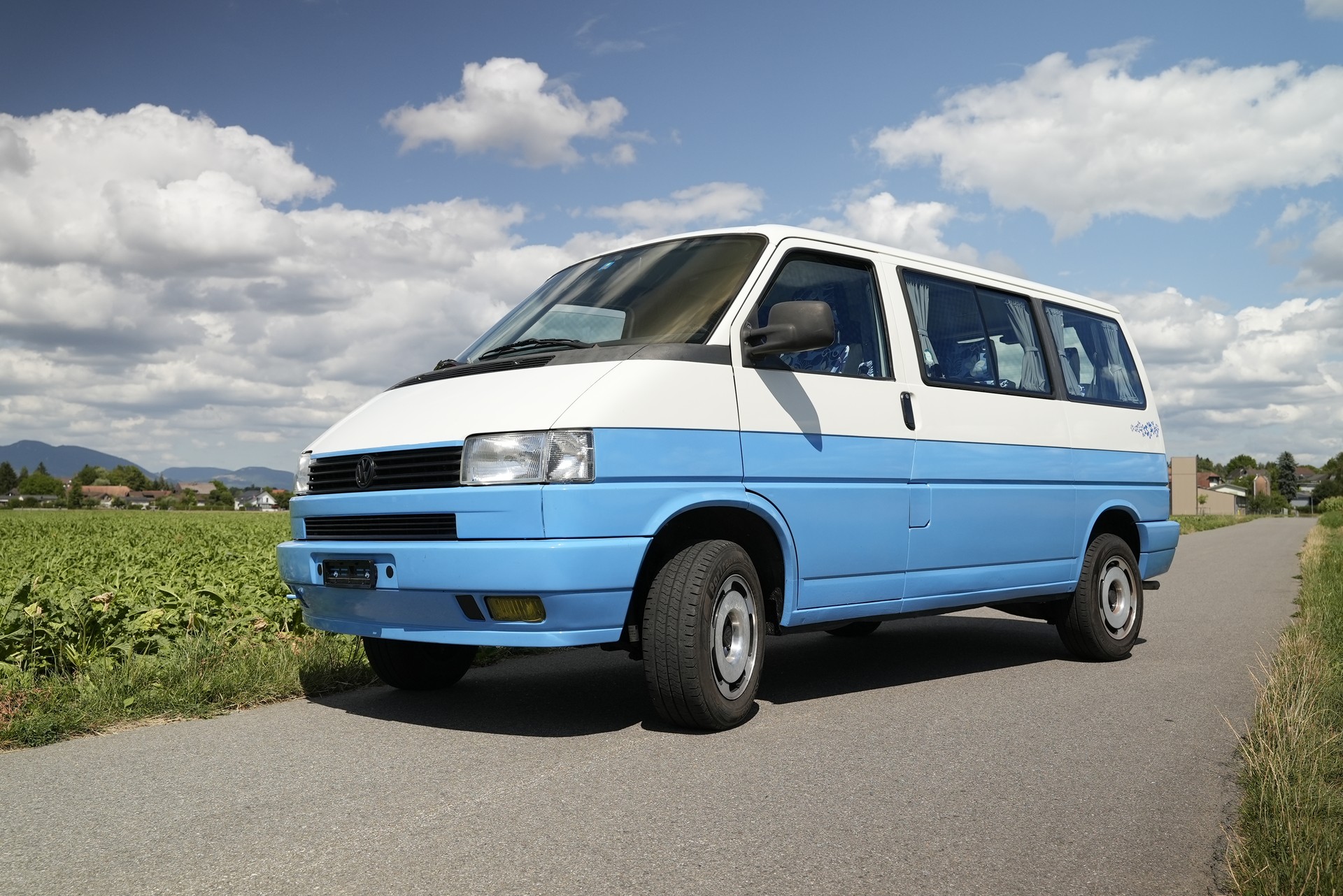 VW Caravelle-image-0
