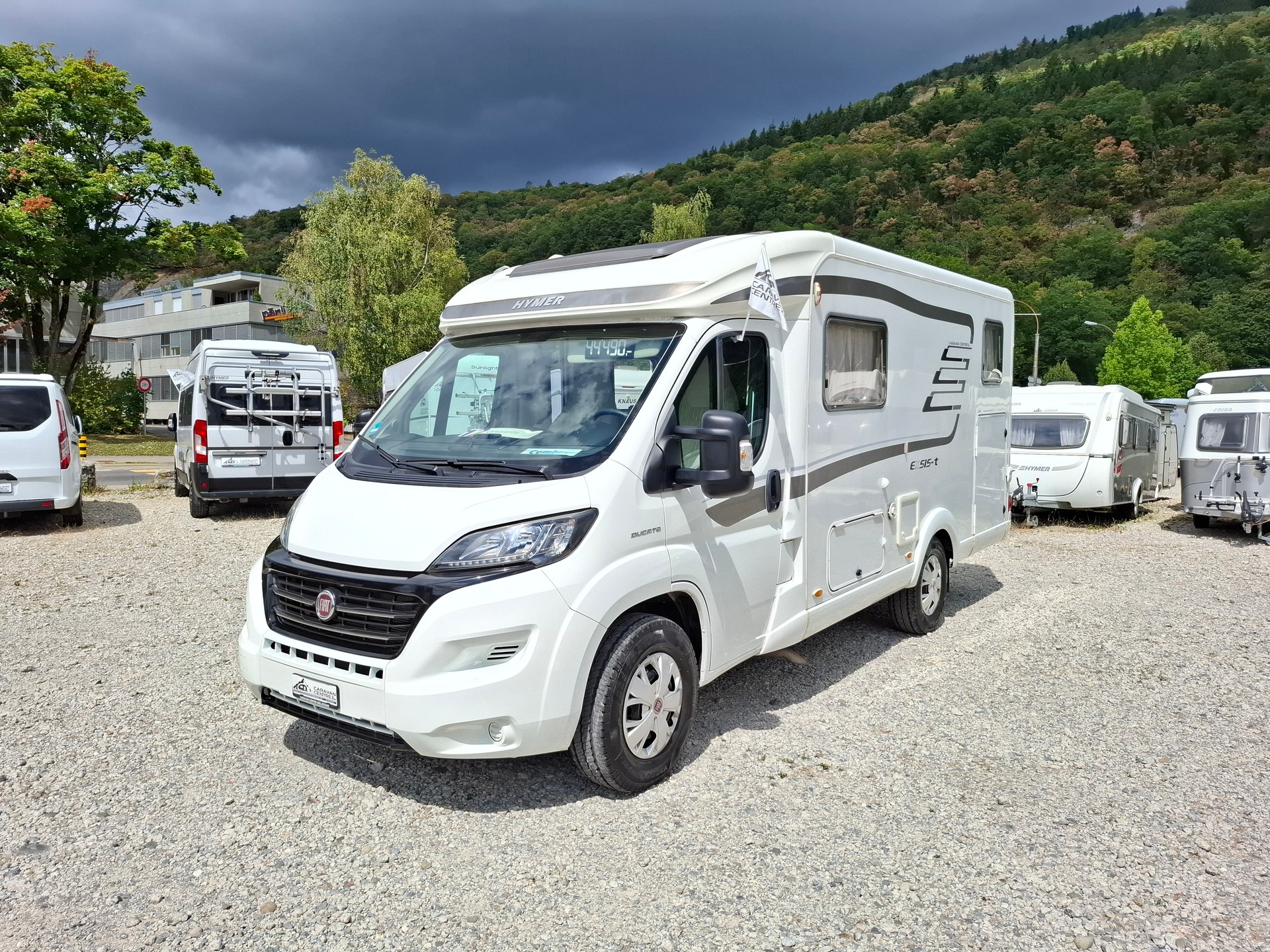HYMER EXIS t474 - idealer Reisewagen mit Längsbett-image-6