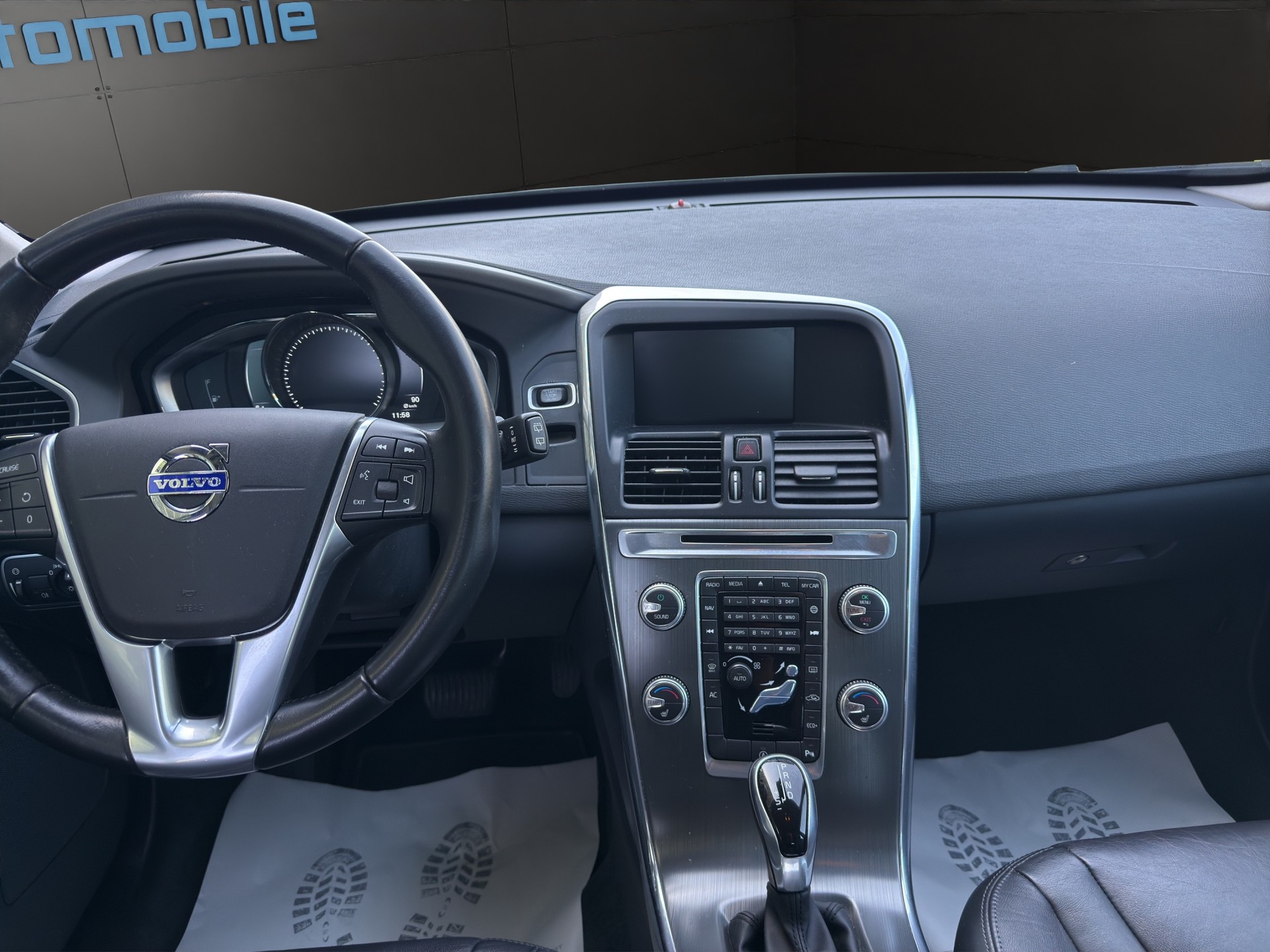 VOLVO VOLVO XC60 D3 Momentum Geartronic-image-12