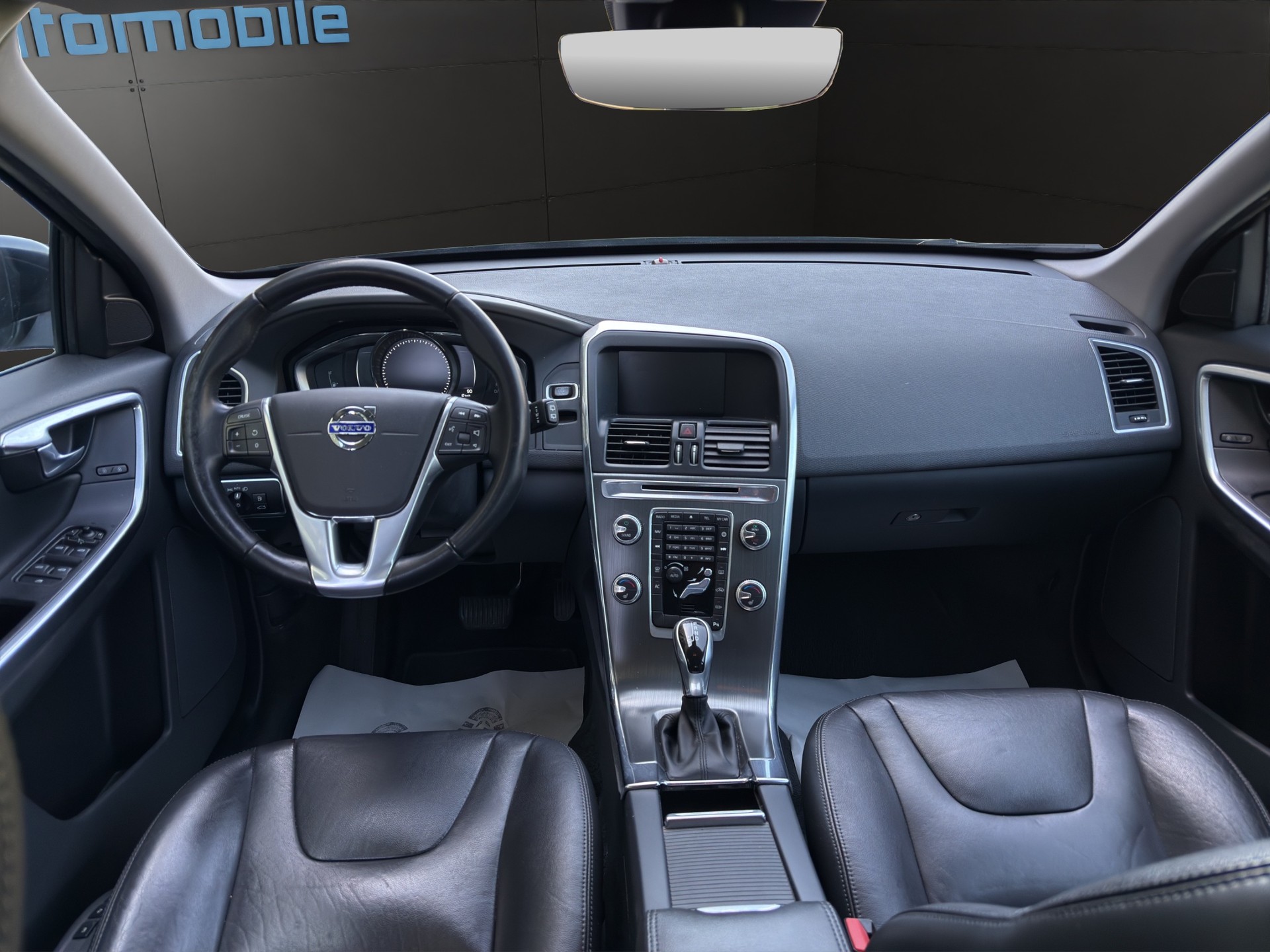VOLVO VOLVO XC60 D3 Momentum Geartronic-image-3