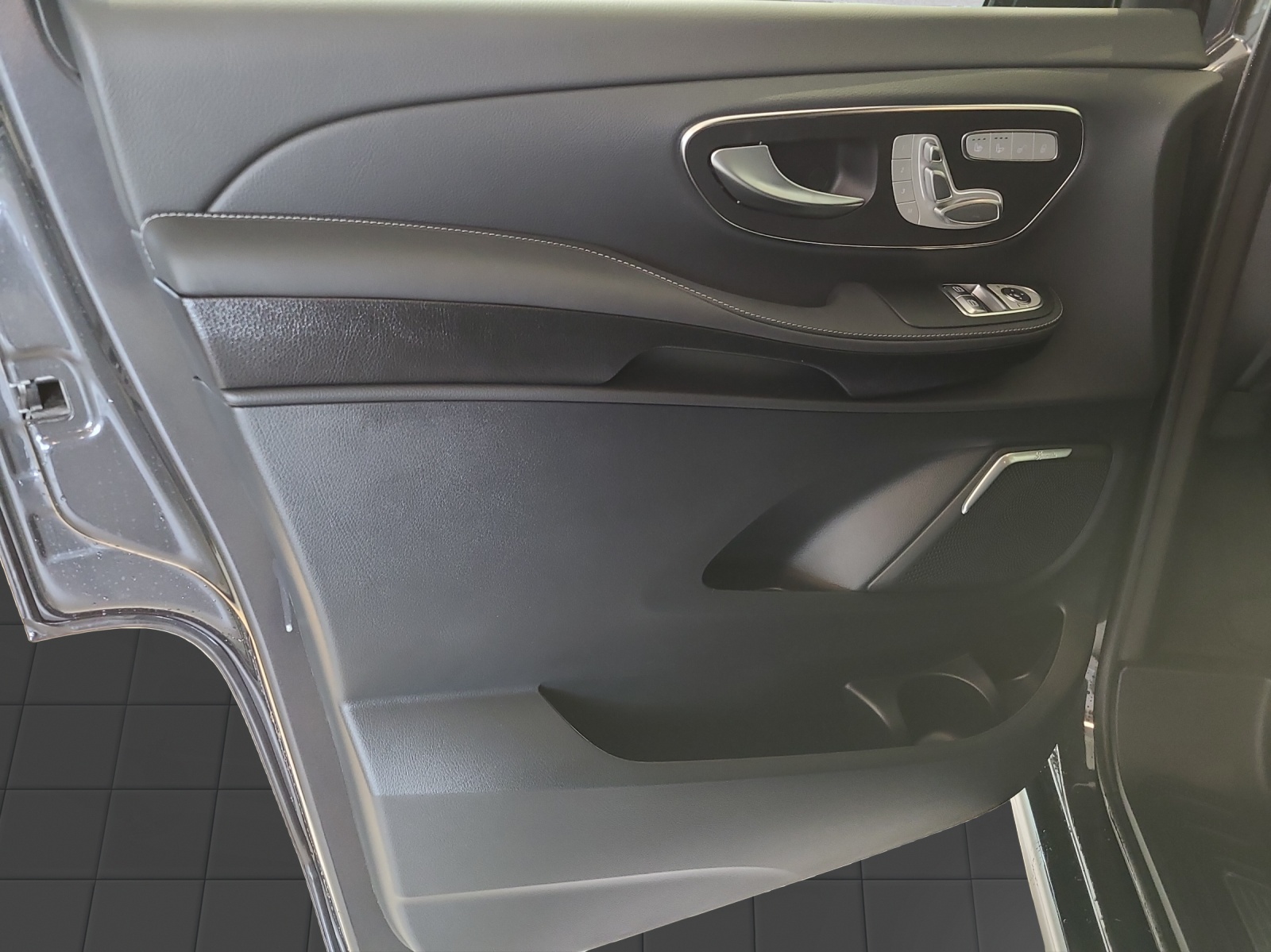 MERCEDES-BENZ V 300 d lang 4Matic Swiss Edition 9G-Tronic-image-8