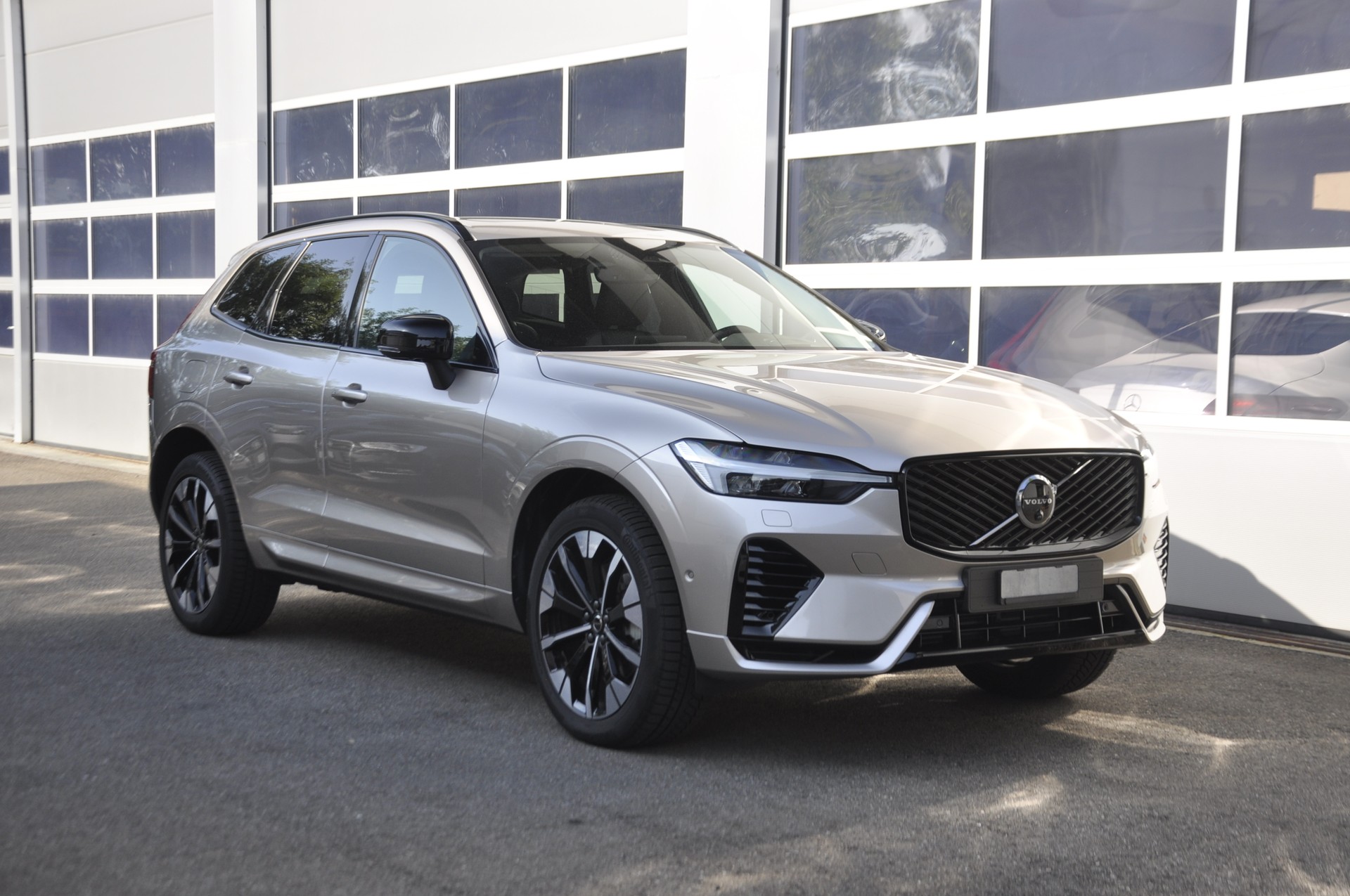 VOLVO XC60 T8 eAWD PluginHybrid Ultra Dark Geartronic I Anhängerkupplung-image-0