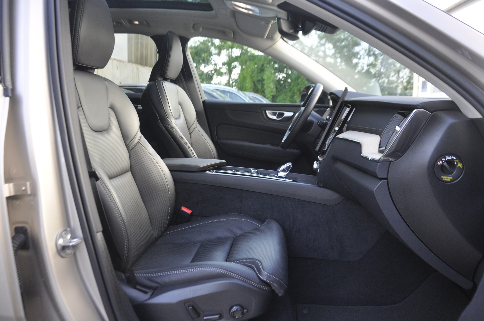 VOLVO XC60 T8 eAWD PluginHybrid Ultra Dark Geartronic I Anhängerkupplung-image-6