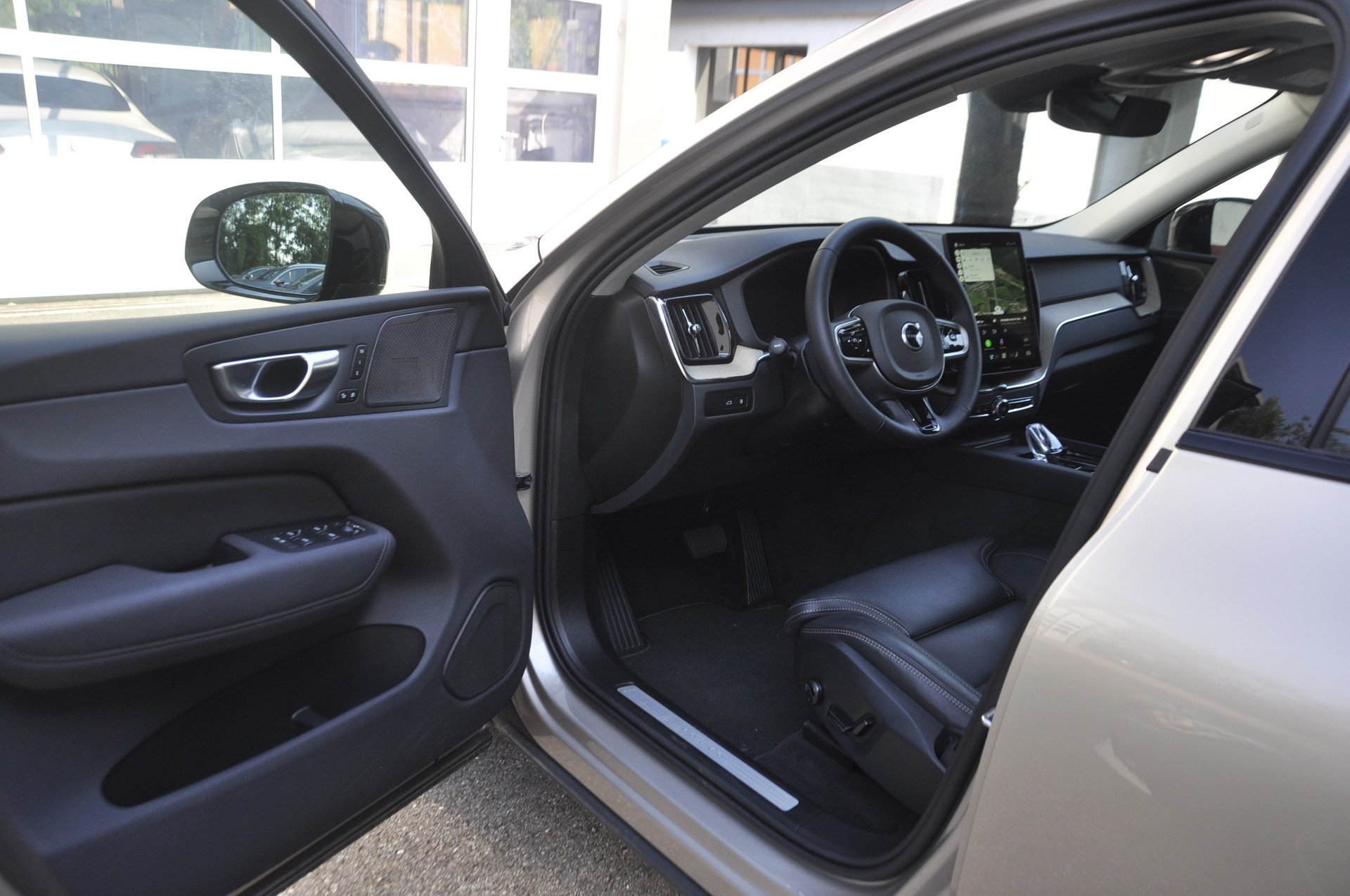 VOLVO XC60 T8 eAWD PluginHybrid Ultra Dark Geartronic I Anhängerkupplung-image-3