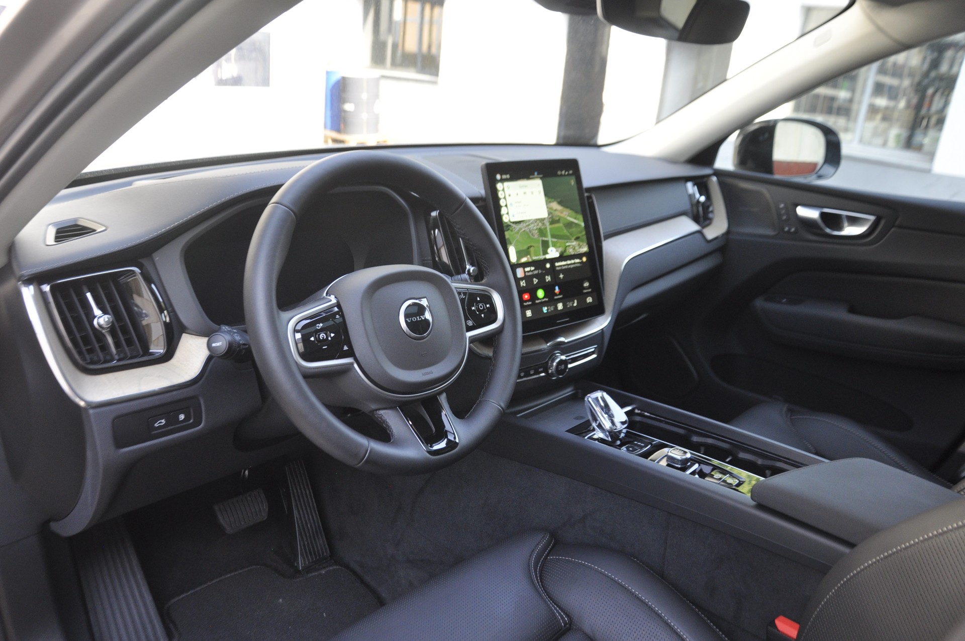 VOLVO XC60 T8 eAWD PluginHybrid Ultra Dark Geartronic I Anhängerkupplung-image-5