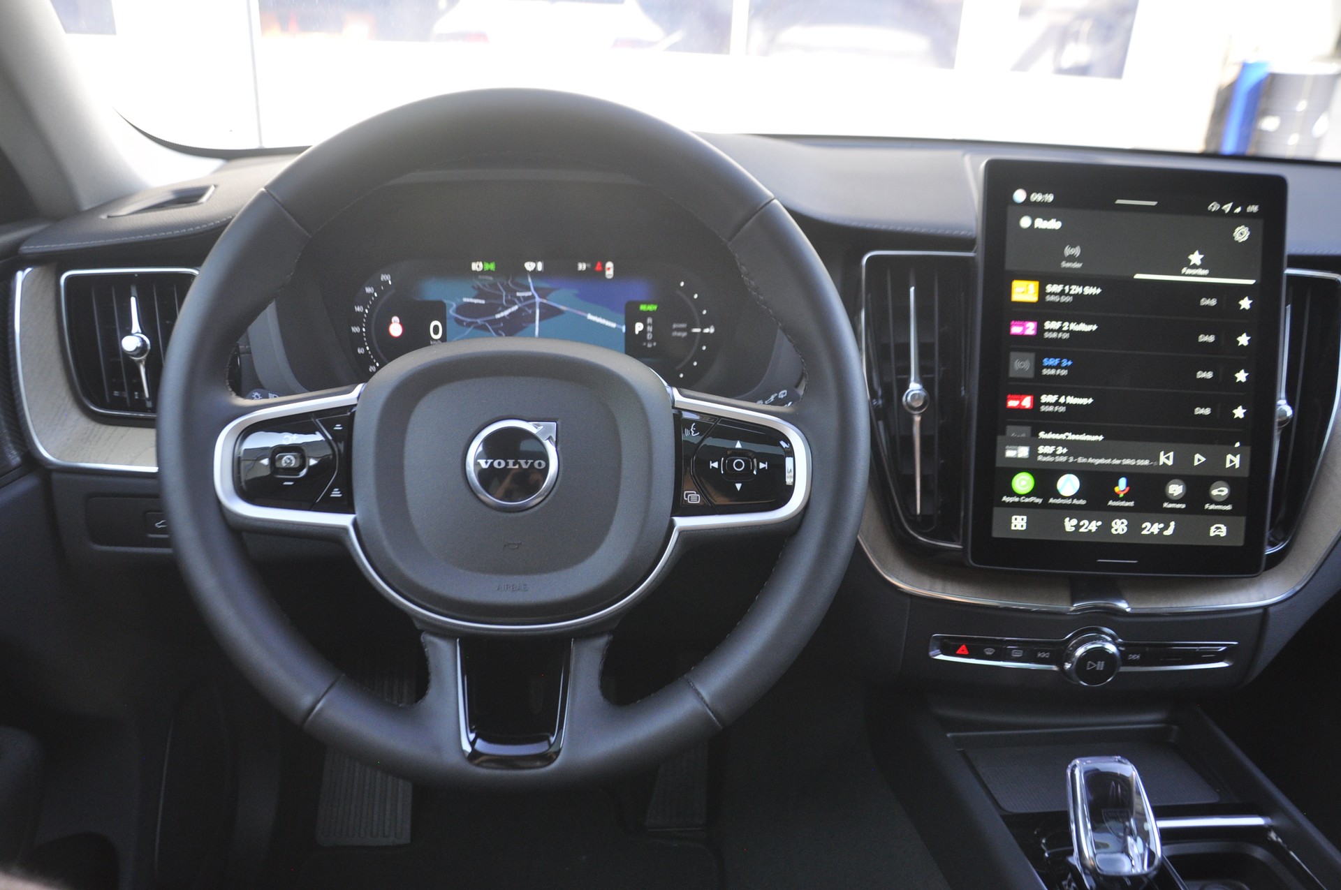 VOLVO XC60 T8 eAWD PluginHybrid Ultra Dark Geartronic I Anhängerkupplung-image-9
