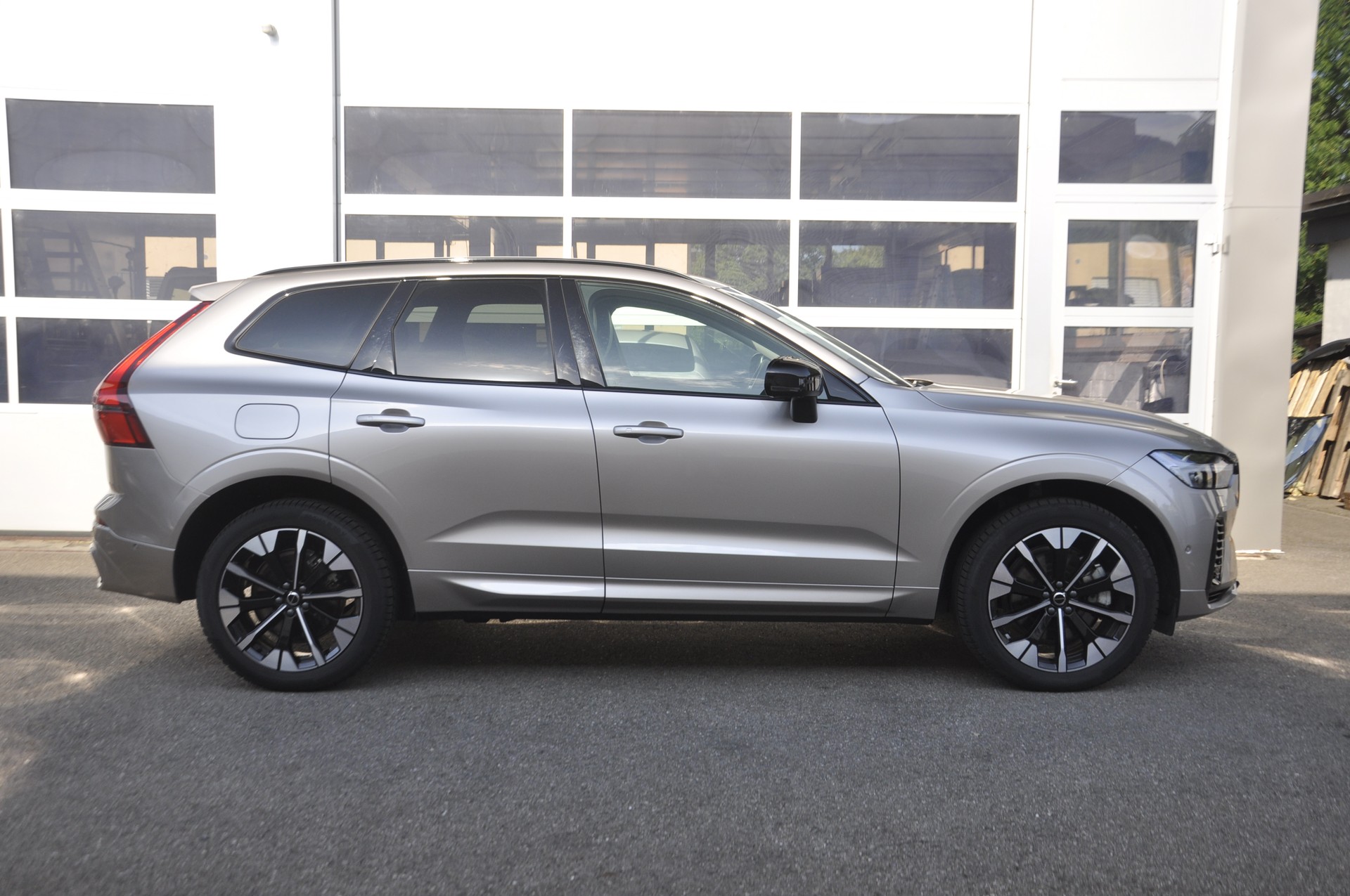 VOLVO XC60 T8 eAWD PluginHybrid Ultra Dark Geartronic I Anhängerkupplung-image-1