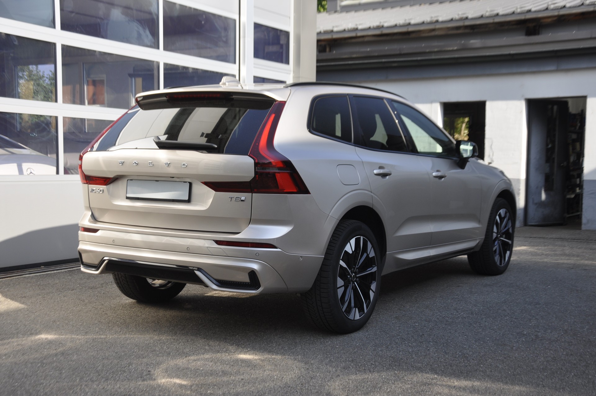 VOLVO XC60 T8 eAWD PluginHybrid Ultra Dark Geartronic I Anhängerkupplung-image-2