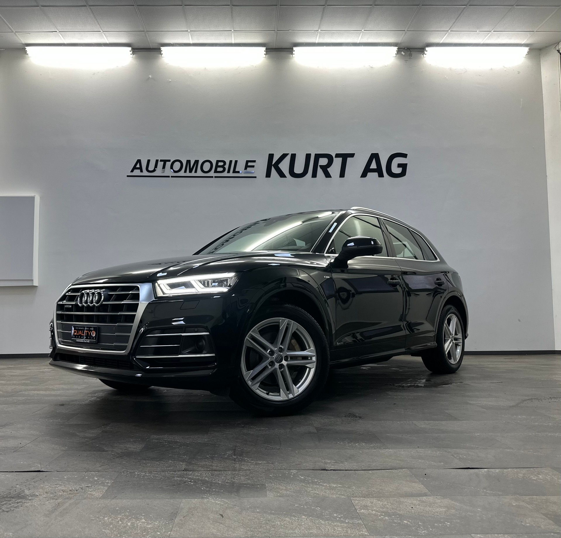 AUDI Q5 2.0 TFSI sport quattro S-tronic-showroom-element-1