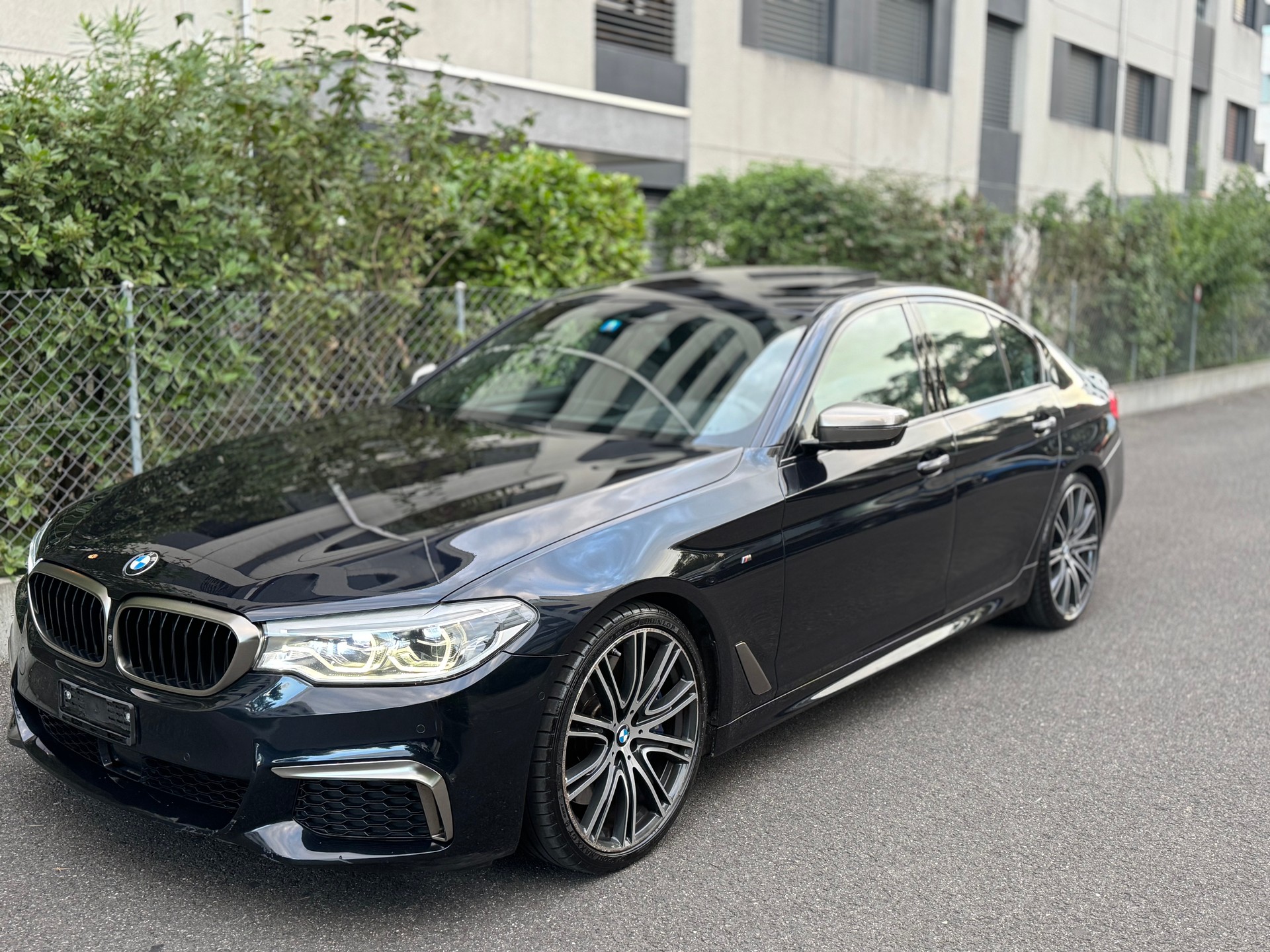 BMW M550i xDrive Steptronic-image-2