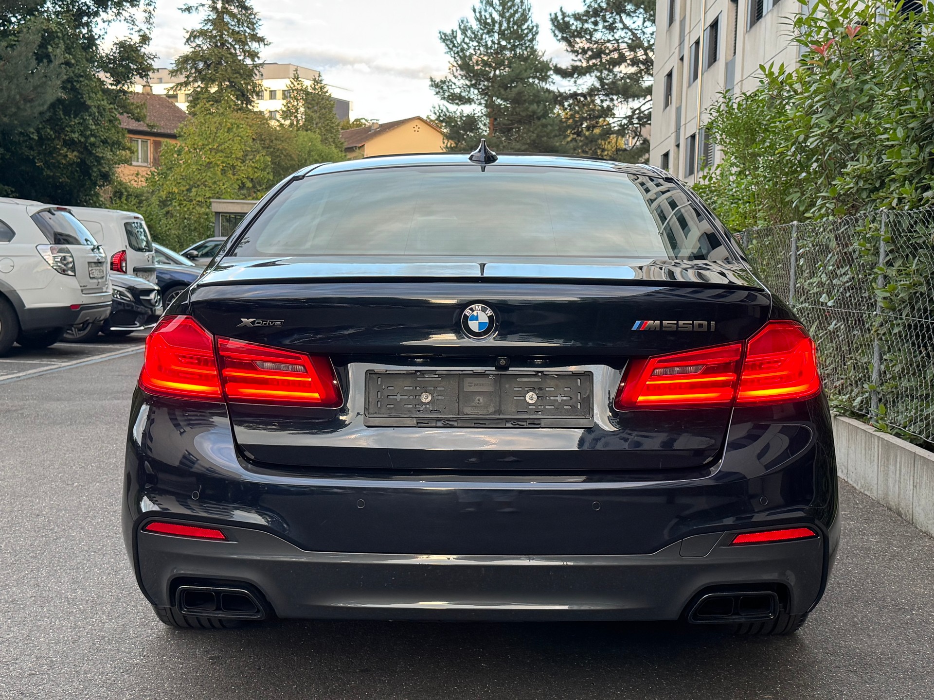 BMW M550i xDrive Steptronic-image-4