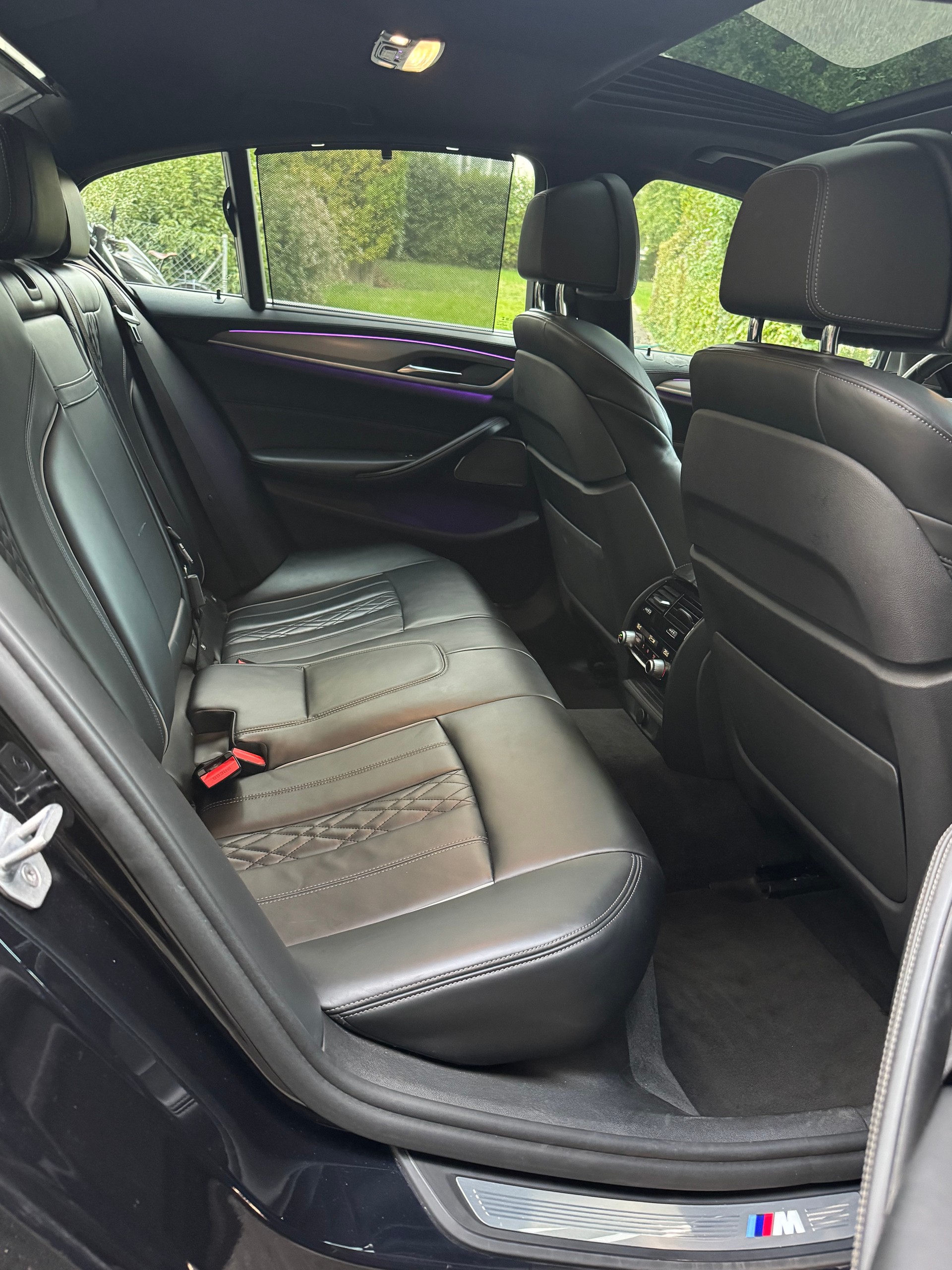 BMW M550i xDrive Steptronic-image-15