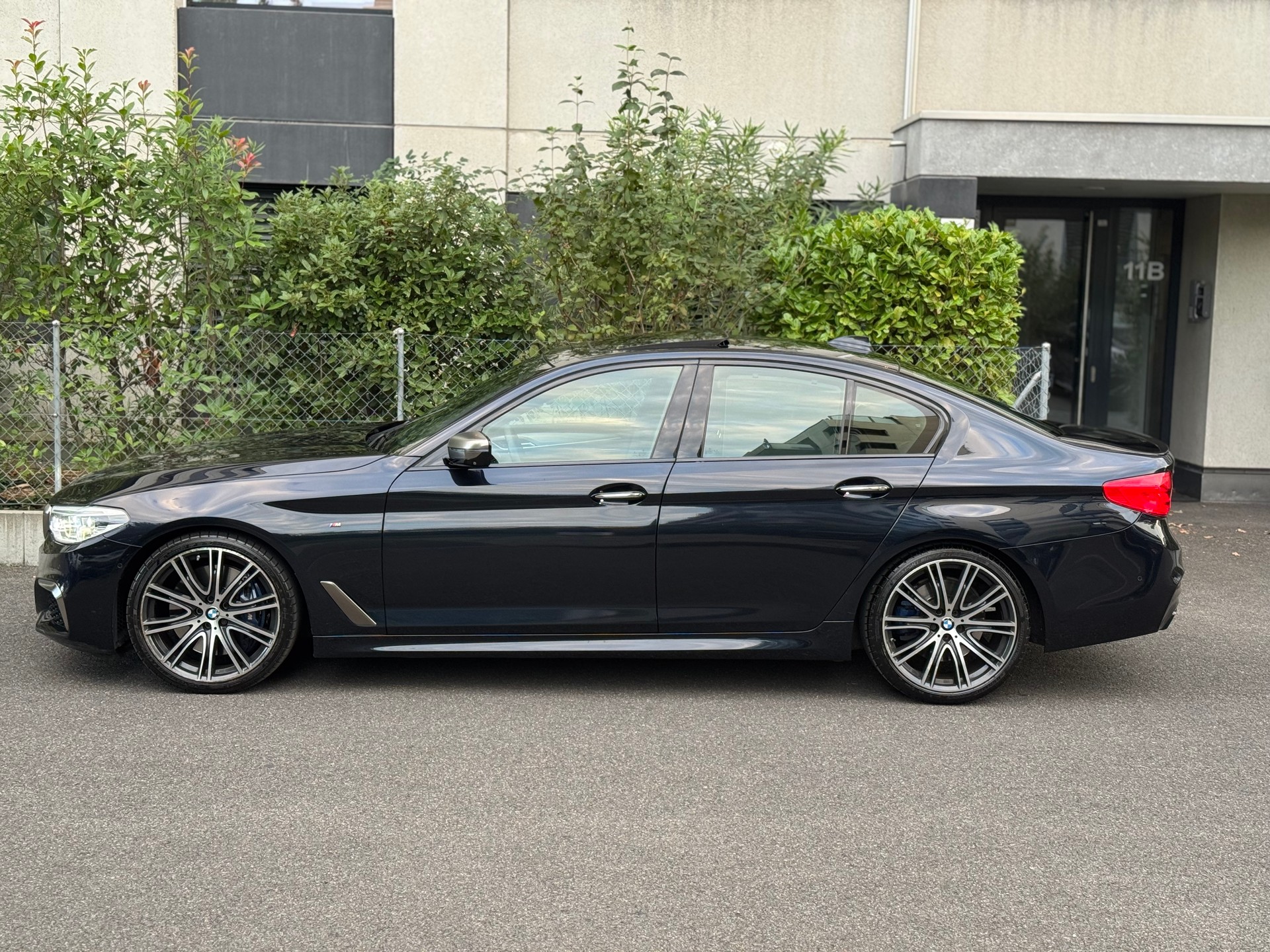 BMW M550i xDrive Steptronic-image-0