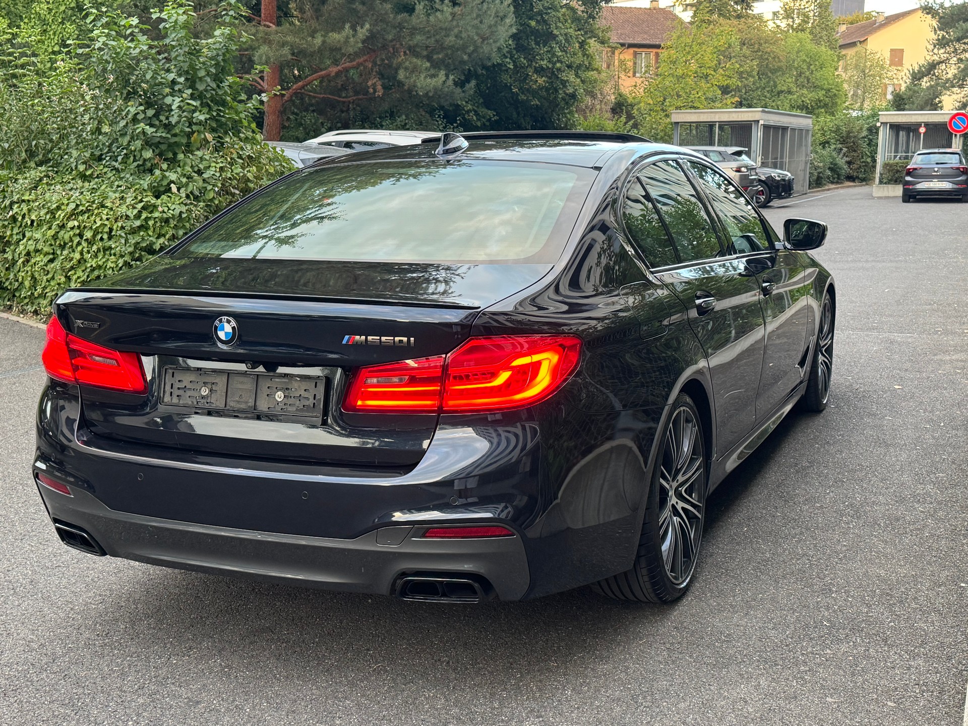 BMW M550i xDrive Steptronic-image-5