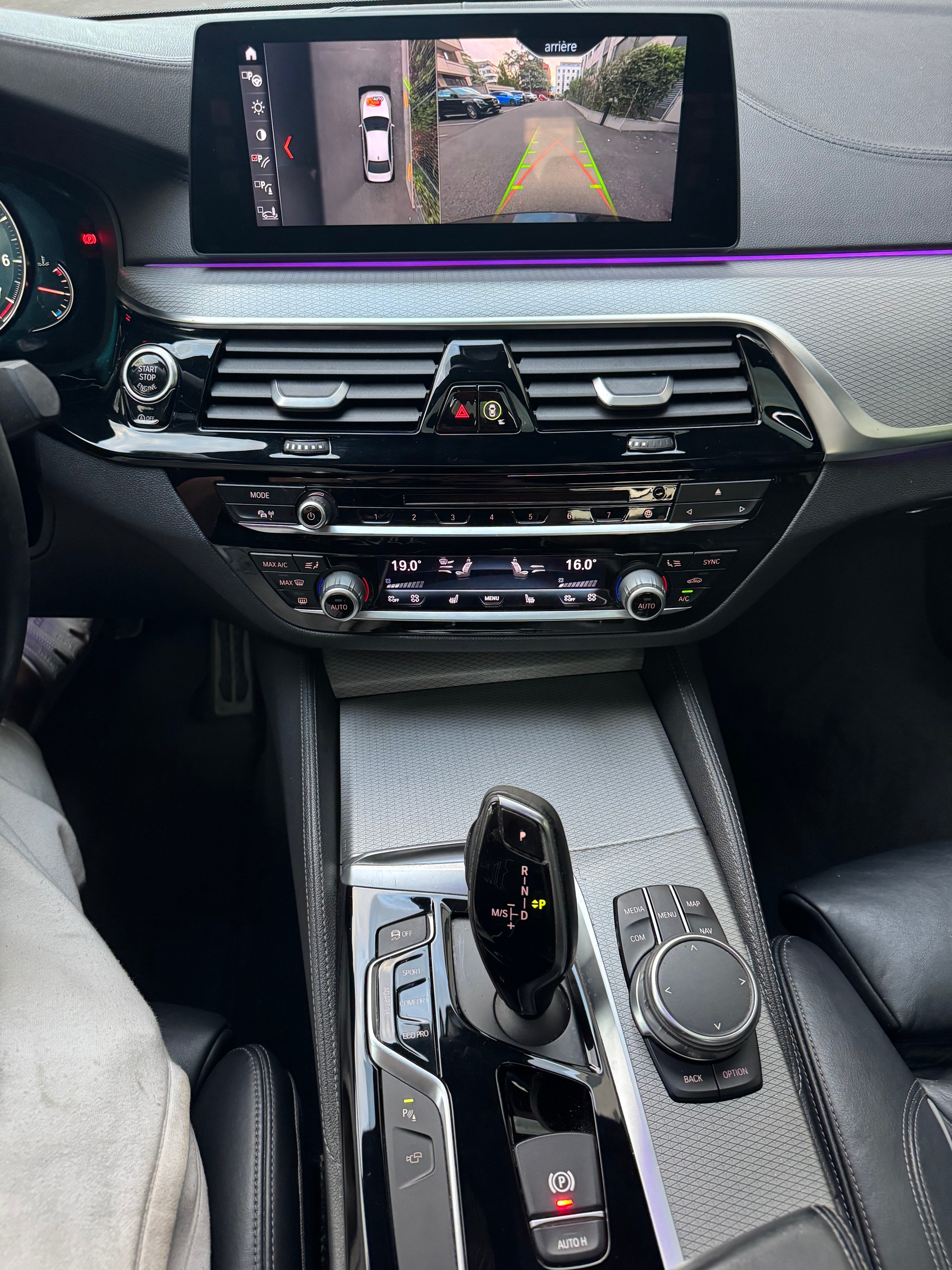 BMW M550i xDrive Steptronic-image-10