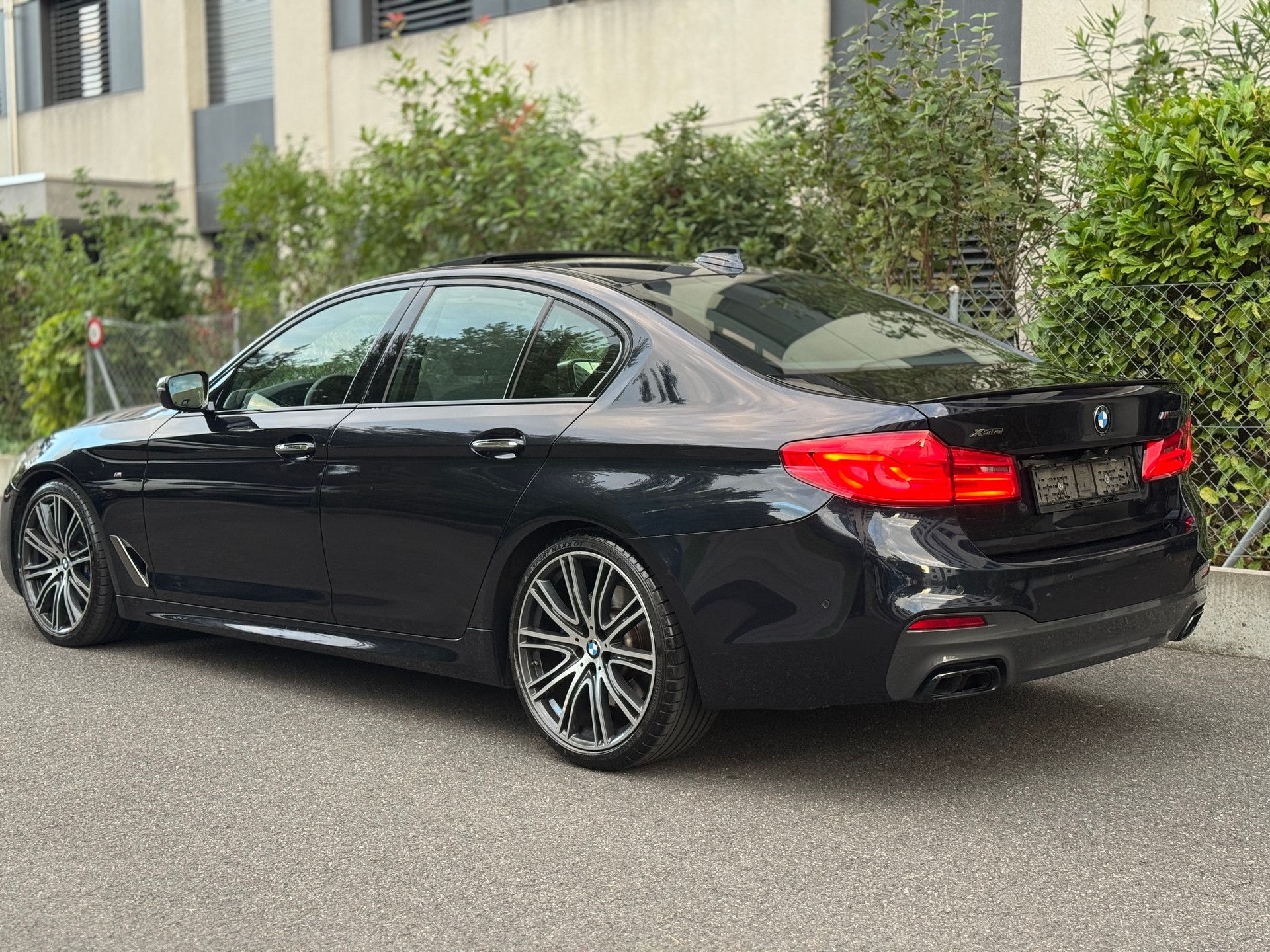 BMW M550i xDrive Steptronic-image-3