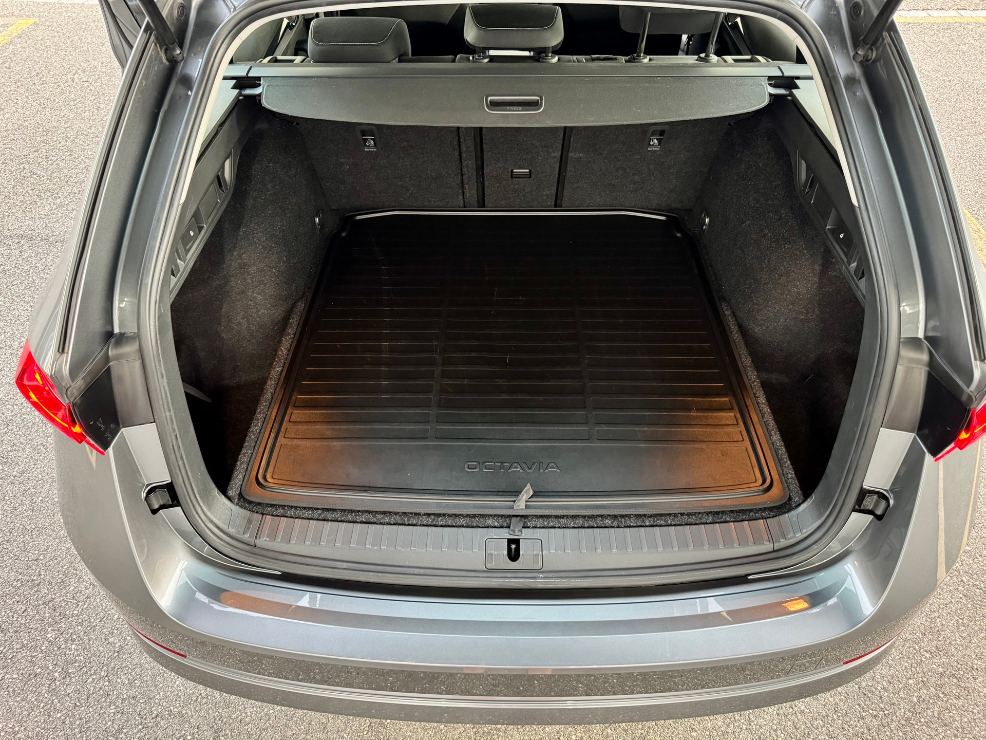 SKODA Octavia Combi 2.0 TDI DSG Ambition-image-13