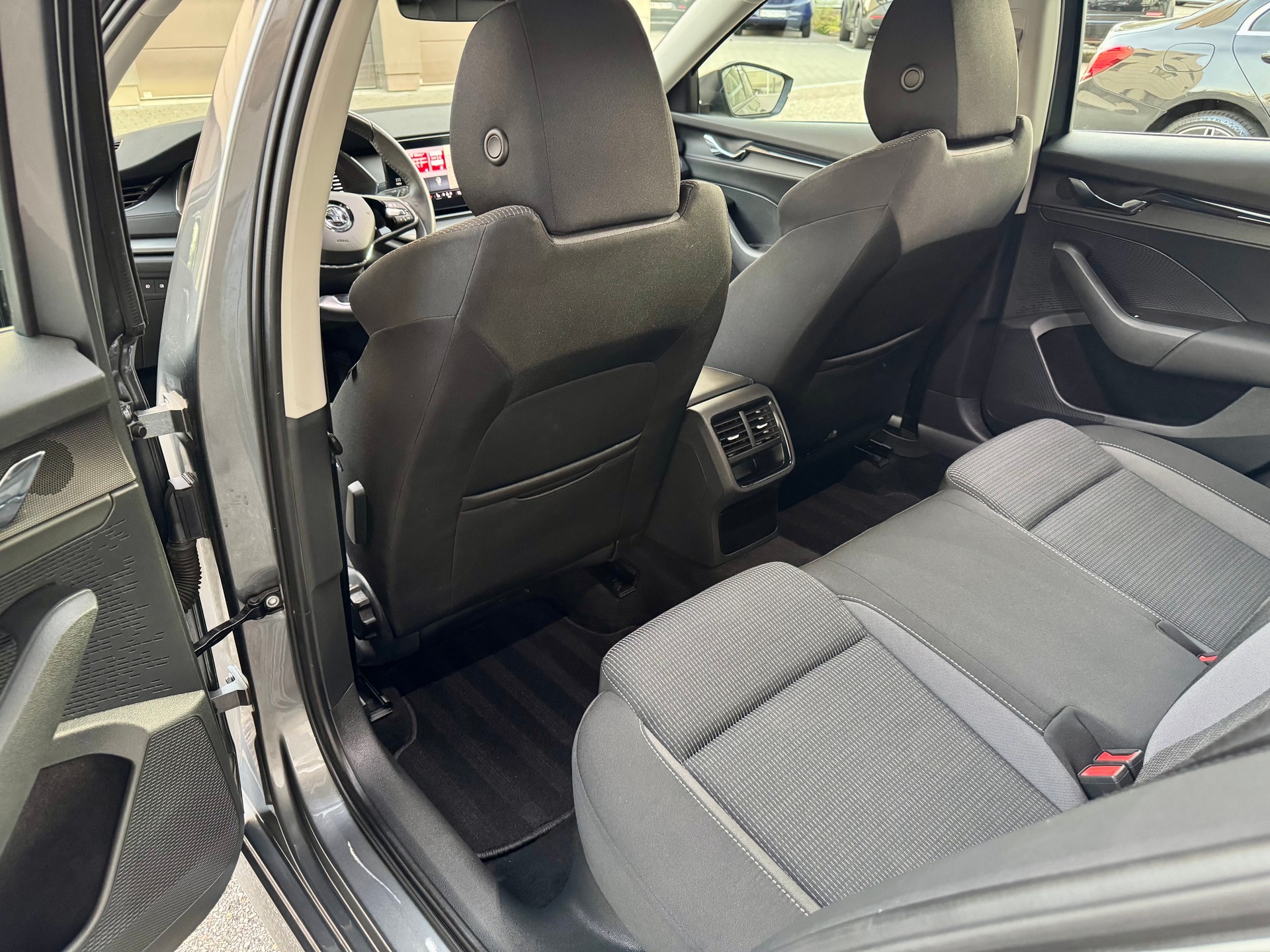 SKODA Octavia Combi 2.0 TDI DSG Ambition-image-12