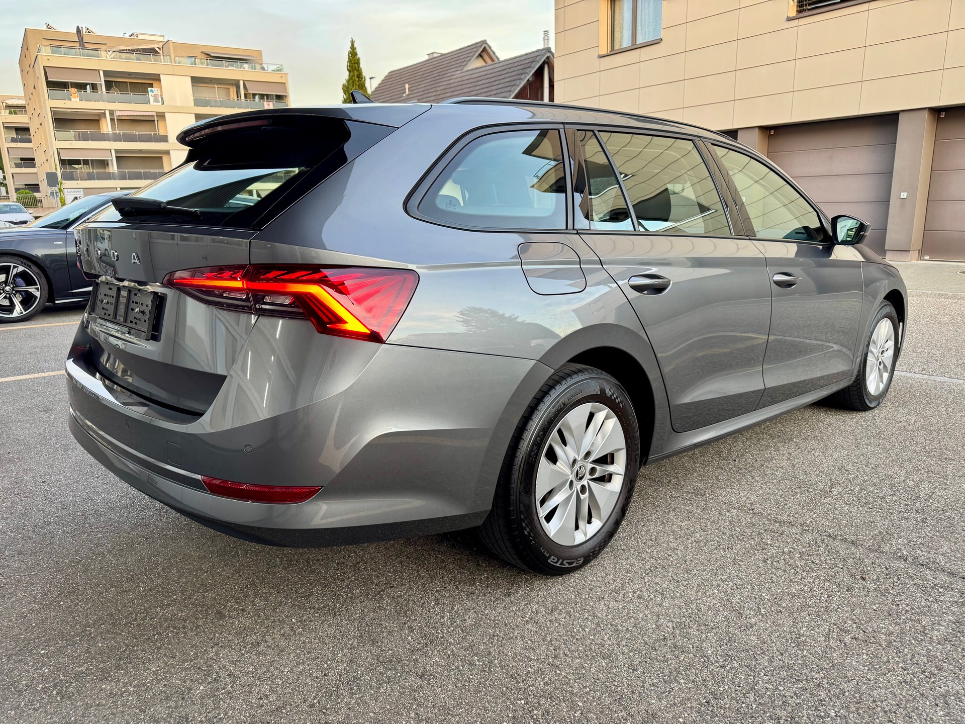 SKODA Octavia Combi 2.0 TDI DSG Ambition-image-3