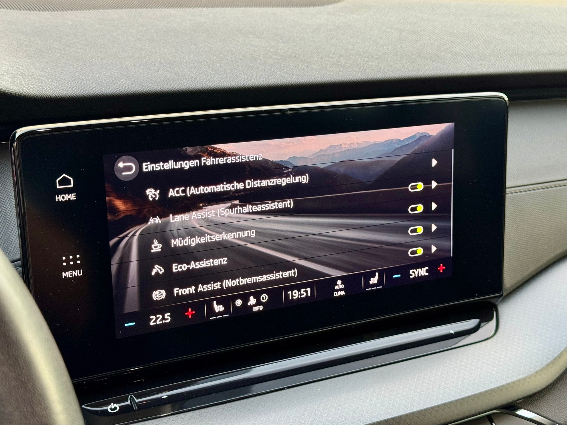 SKODA Octavia Combi 2.0 TDI DSG Ambition-image-11