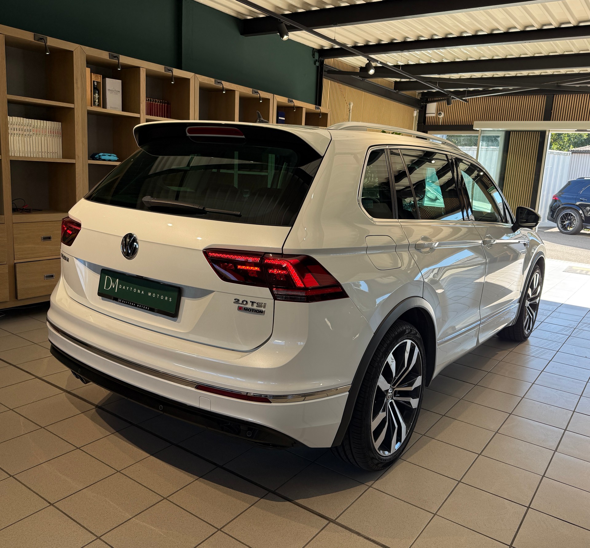 VW Tiguan 2.0TSI Highline 4Motion DSG R-Line-image-3