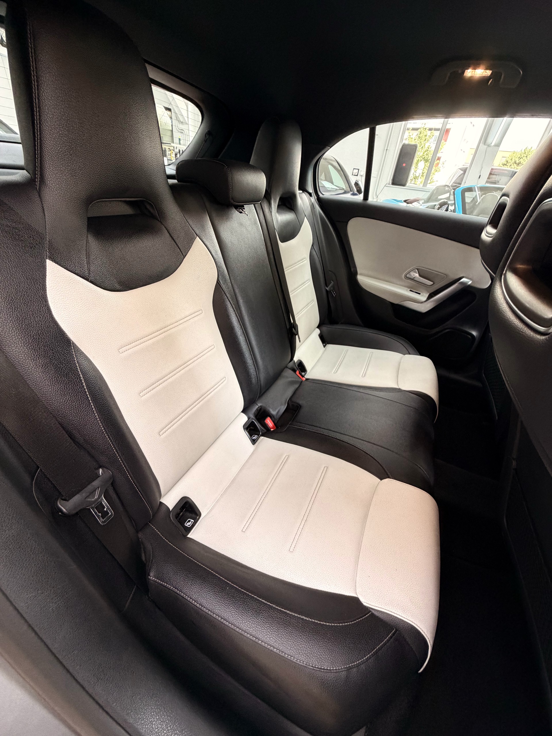 MERCEDES-BENZ A 250 AMG Line 7G-DCT-image-11