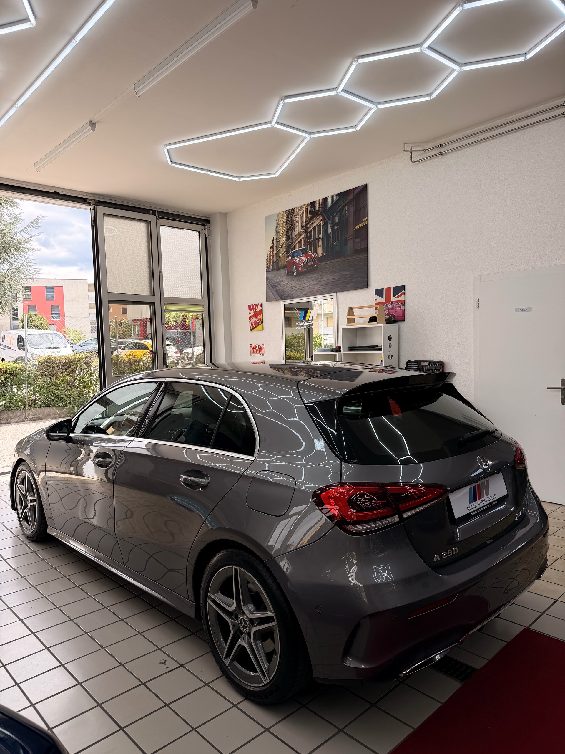 MERCEDES-BENZ A 250 AMG Line 7G-DCT-showroom-element-3